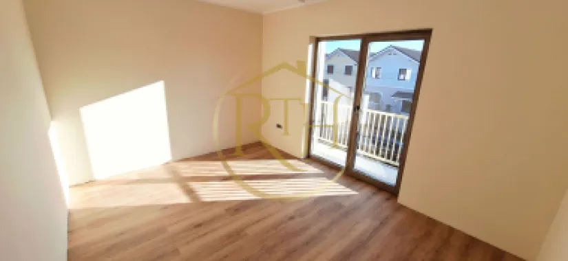 Oferim spre vanzare casa-duplex cu 4 camere si 3 bai situata in Giroc