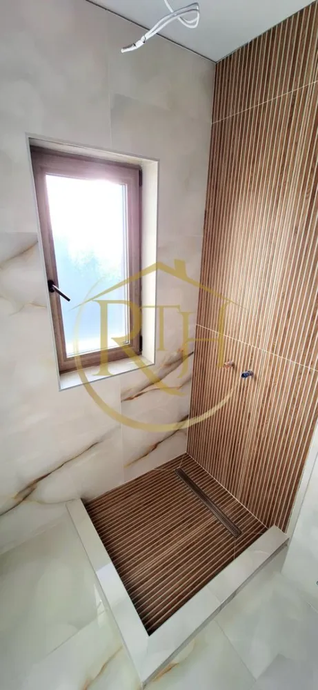 Oferim spre vanzare casa-duplex cu 4 camere si 3 bai situata in Giroc