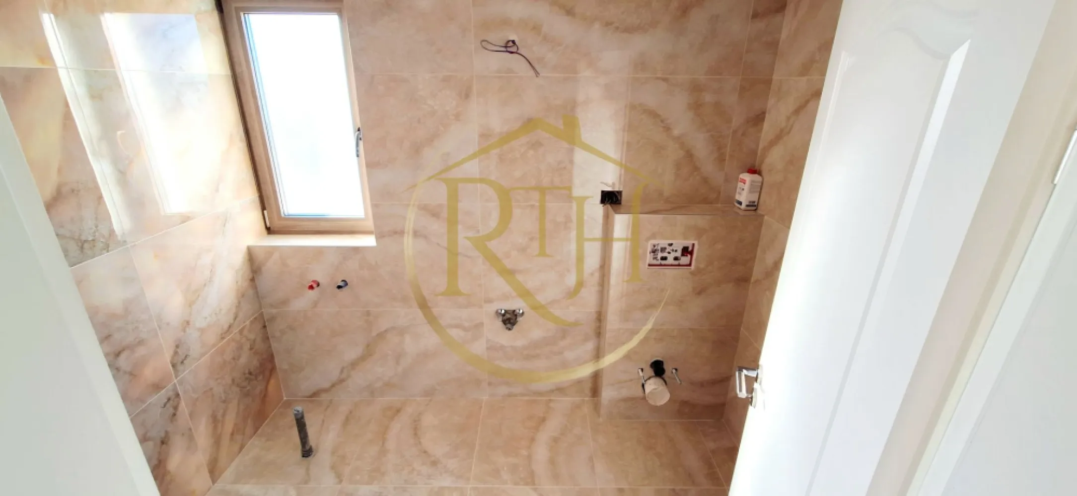 Oferim spre vanzare casa-duplex cu 4 camere si 3 bai situata in Giroc
