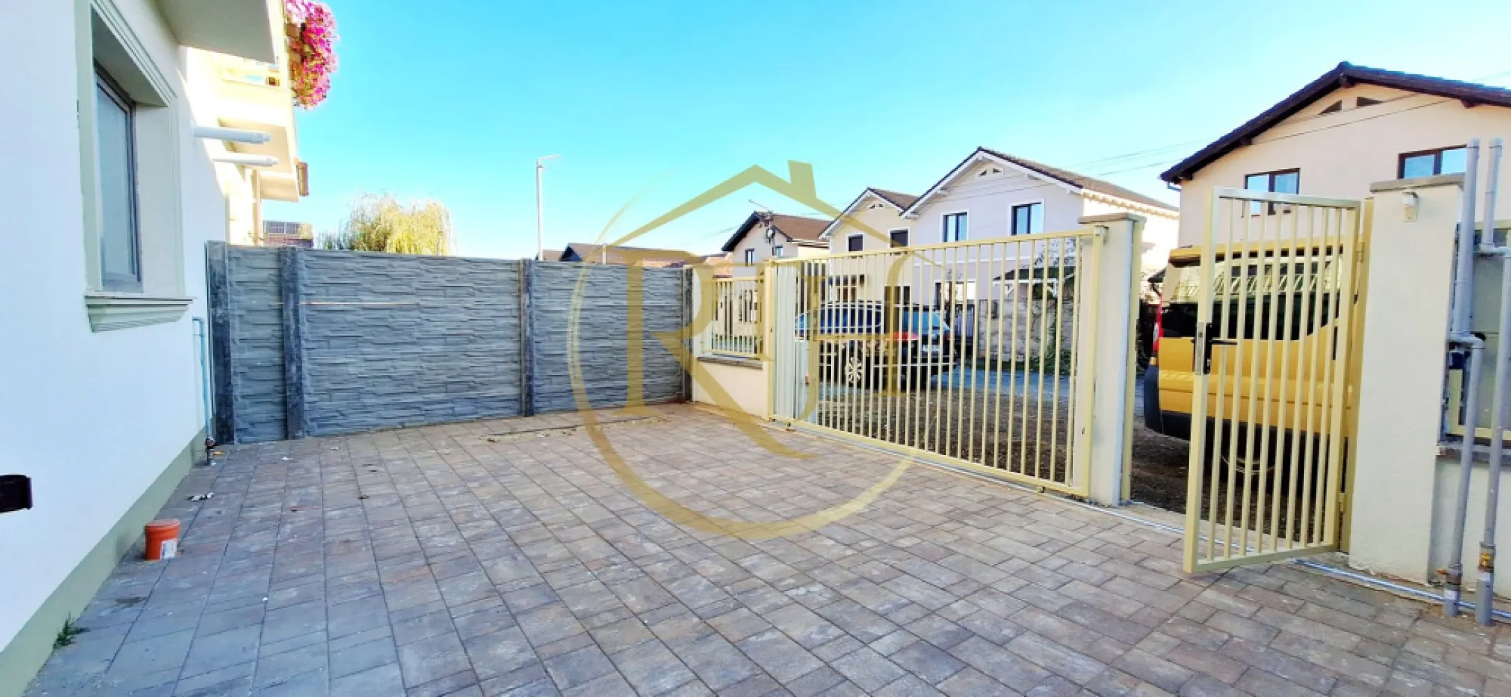Oferim spre vanzare casa-duplex cu 4 camere si 3 bai situata in Giroc