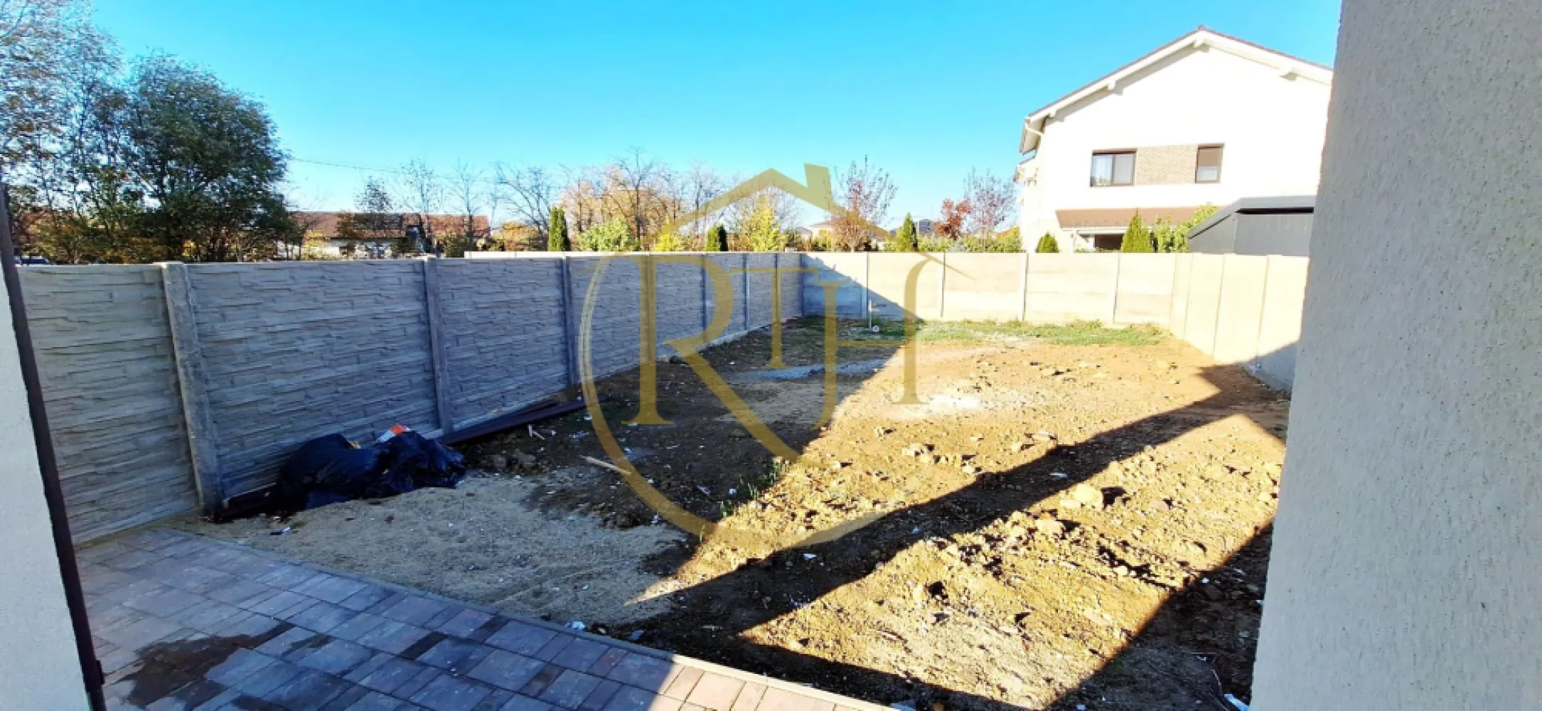 Oferim spre vanzare casa-duplex cu 4 camere si 3 bai situata in Giroc