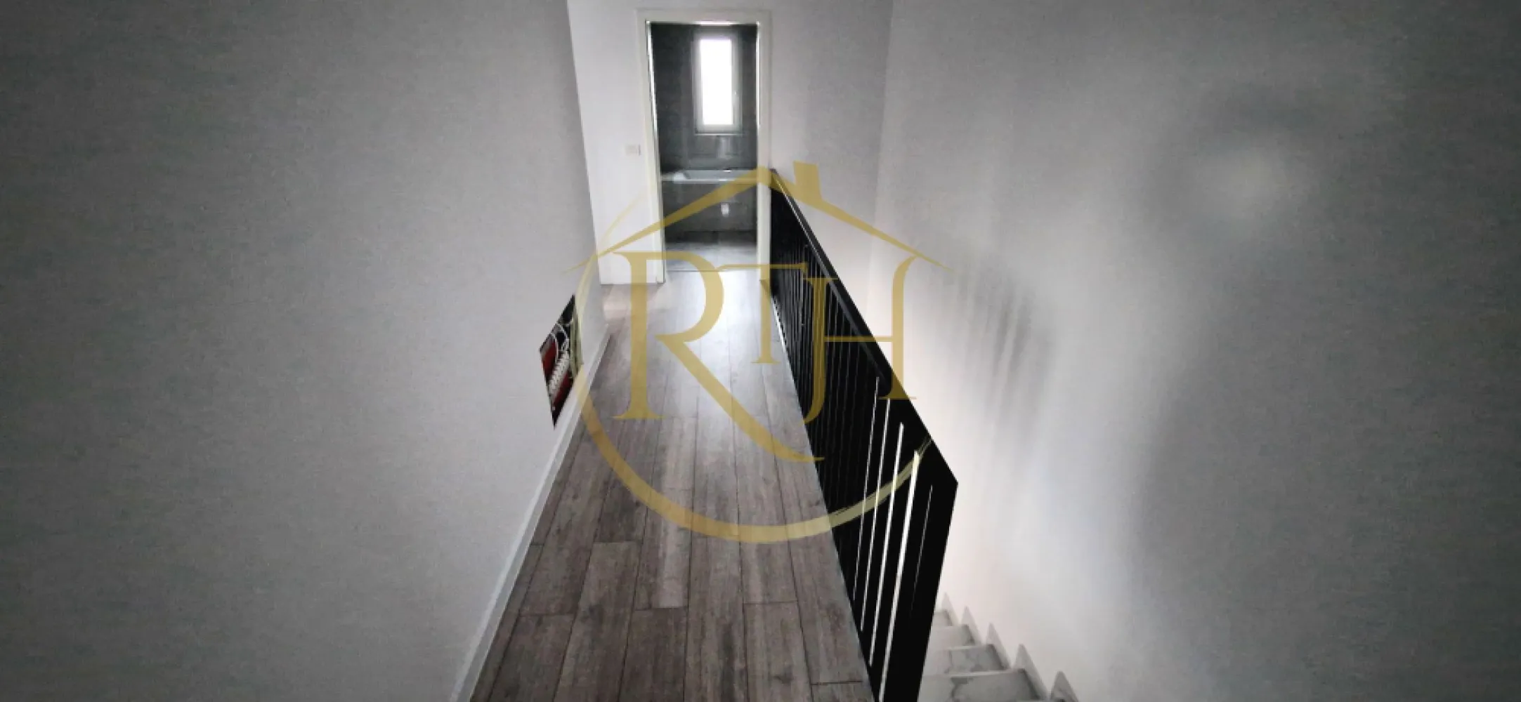 Duplex de vanzare cu 4 camere,2 bai,250 mp teren-Mosnita Veche zona Centrala. - Vânzare duplex 4 camere – Moșnița Veche

Proprietate complet finisată sau varianta la roșu – posibilitatea de a vă personaliza locuința!

Vă prezentăm un duplex modern și bine structurat, situat în Moșnița Veche, într-o poziție centrală, extrem de convenabilă pentru viața de zi cu zi. Proprietatea se află la doar 2 minute de mers pe jos de școală, biserică, supermarket, pizzerie, frizerie, florărie și alte servicii utile, oferind acces rapid la tot ceea ce aveți nevoie.

Detalii proprietate

Suprafață utilă: 116 mp

Suprafață teren: 250 mp

Terasă: 10 mp

Compartimentare gândită pentru confort
Parter:

Hol de intrare spațios
Bucătărie luminoasă, cu acces direct la terasă
Living generos, ideal pentru zona de zi
Baie modernă
Cameră tehnică / spațiu depozitare

Etaj:

3 dormitoare bine proporționate
Dressing separat
Baie
(Ideale pentru familii care apreciază intimitatea și spațiul bine optimizat.)

Exterior și facilități

Curte amenajată cu gazon și pavaj, pregătită pentru relaxare
Locuri de parcare în curte
Terasă de 10 mp, perfectă pentru timp petrecut în aer liber

Dotări și beneficii tehnice

Încălzire în pardoseală cu centrală proprie
Izolație fonică ce asigură confort acustic
Geamuri termopan de calitate superioară – Salamander
Toate utilitățile: apă, canalizare, gaz, curent
Construcție solidă, realizată cu materiale moderne și eficiente energetic

Variantă disponibilă și în stadiul “la roșu”

Pe lângă unitatea complet finisată, există și varianta la roșu, oferind avantajul de a vă alege singuri finisajele interioare (gresie, faianță, parchet, uși, obiecte sanitare etc.), astfel încât locuința să reflecte exact stilul și preferințele dumneavoastră.
Această opțiune este ideală pentru cei care își doresc un cămin personalizat până în cele mai mici detalii.
Preț: 174.900 €, comision ,,0''
Proprietate reprezentată de RealTimHouse.ro – Un pas spre un loc doar al tău!