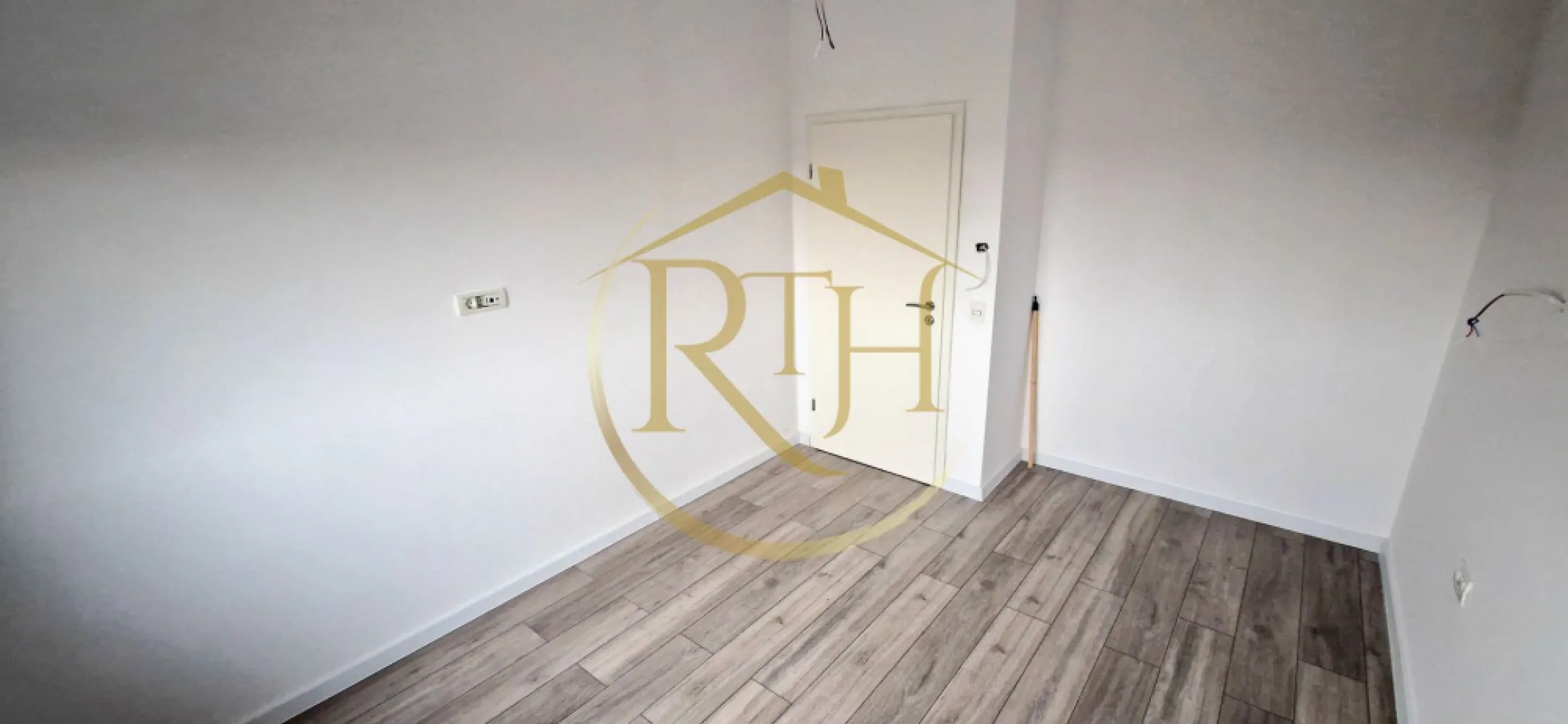 Duplex de vanzare cu 4 camere,2 bai,250 mp teren-Mosnita Veche zona Centrala.