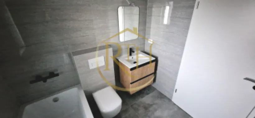 Duplex de vanzare cu 4 camere,2 bai,250 mp teren-Mosnita Veche zona Centrala.