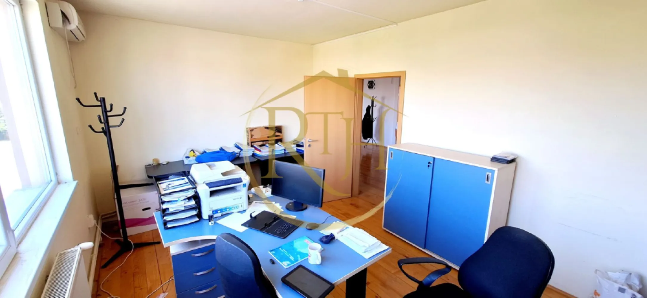 Oferim spre inchiriere spatii pentru birouri, zona Soarelui - Acest spatiu este potrivit pentru atreprenori sau companii mici, care cauta un loc eficient si usor accesibil pentru birouri si depozitare .
Oferim spre inchiriere spatiu functional si bine intretinut ideal pentru depozitare, plus birouri, situate in zona Soarelui in apropiere de Sud Plaza, cladire de birouri, etajul 1 .
Cladirea dispune de parcare prorprie in curte, accea auto cu bariera dar fara posibilitate de acces pentru TIR, grupuri sanitare. 
Birouri disponibilede 100 mp, partial mobilat.
Cheltuielile de intretinere sunt foarte mici .
Proprietate reprezentata in exclusivitate de RealTimHouse.ro . Un pas spre un loc doar al tau !
Pretul 600 euro plus TVA, garantie o luna de chirie . Se percepe comision agentie .