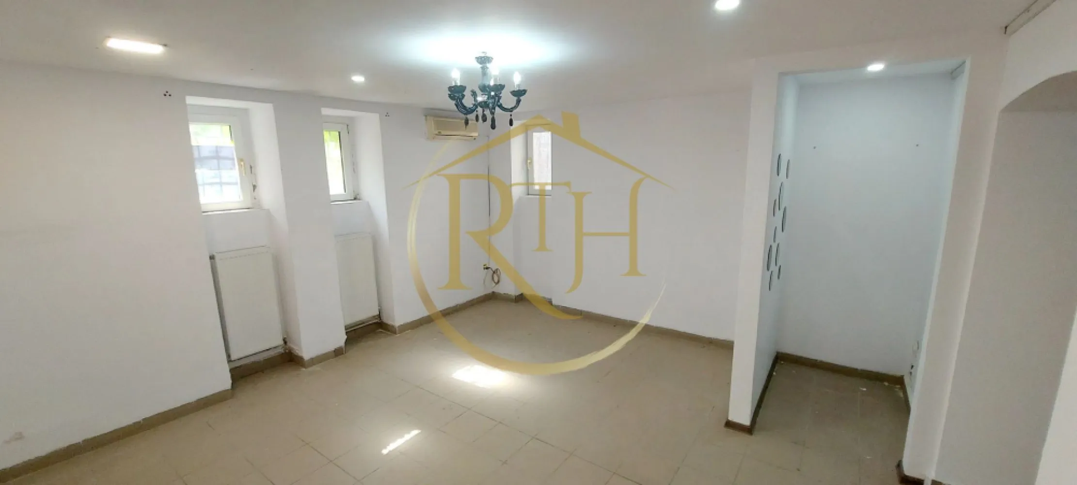 Închiriere spațiu comercial – Zona Centrală – 77 mp - Spatiu de inchiriat, zona centrala, fost salon de cosmetică & coafură – ideal pentru diverse activități (beauty, birouri, cabinet, studio, showroom etc.)

Actele sunt toate la zi pentru obtinerea de avize necesare activitatii desfasurate.

Detalii spațiu:
Suprafață: 77 mp, organizat în 4 încăperi + grup sanitar + spațiu de depozitare

Facilități: Acces la terasă și loc de parcare în fața garajului clădirii

Confort: Centrală proprie și 2 aparate de aer condiționat, asigurând un climat optim pe toată suprafața

Stare: Spațiul este nemobilat și se poate personaliza în funcție de necesități; 
Beneficii suplimentare – Locație premium:

Acces rapid & vizibilitate: Situat în inima orașului, cu acces facil la mijloacele de transport și arterele principale

Vecinătăți esențiale pentru afacerea ta:

Shopping & divertisment: Iulius Mall, Piața Unirii, Piața 700, Kaufland, Lidl
Instituții & servicii: Registrul Comerțului, Direcția Finanțelor, Tribunal
Alte facilități: McDonald’s, Spitalul de copii, Spitalul Militar, Cilinca de Oftalmologie, Sală de fitness
Educație: Liceu și Școală generală
Zone verzi & clădiri de afaceri: Parcul Botanic, City Business Center

Avantaje adiționale:
Expunere maximă: Zona centrală garantează un flux constant de clienți și o vizibilitate excelentă pentru afacerea ta

Flexibilitate: Spațiul poate fi adaptat rapid pentru diverse tipuri de activități, oferind posibilitatea de personalizare în funcție de brand și nevoi specifice.

Pret: 750 euro chirie, 750 euro garantie plus comision garantie.

Proprietate reprezentata de RealTimHouse.ro . Un pas spre un loc doar al tau !