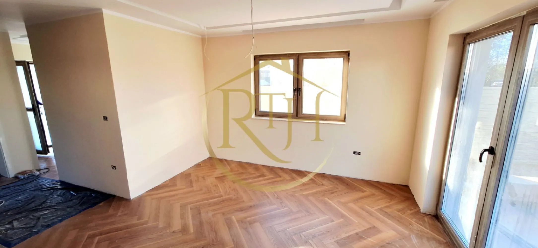 Oferim spre vanzare casa-duplex cu 4 camere si 3 bai situata in Giroc