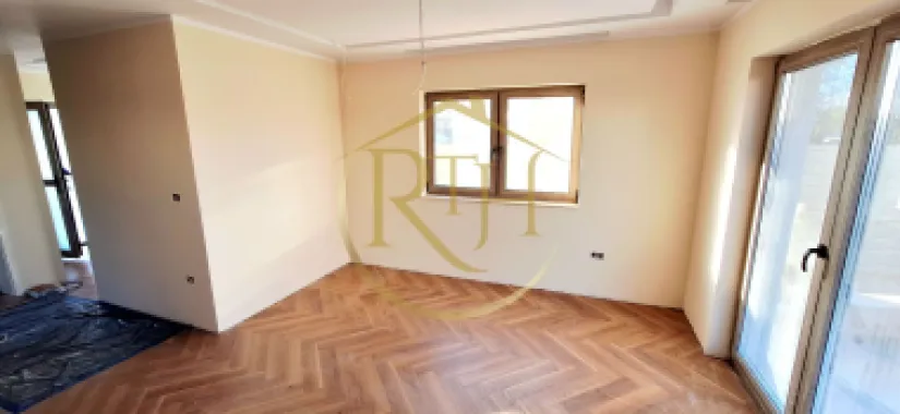 Oferim spre vanzare casa-duplex cu 4 camere si 3 bai situata in Giroc
