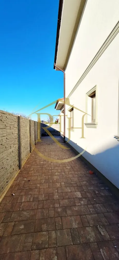 Oferim spre vanzare casa-duplex cu 4 camere si 3 bai situata in Giroc