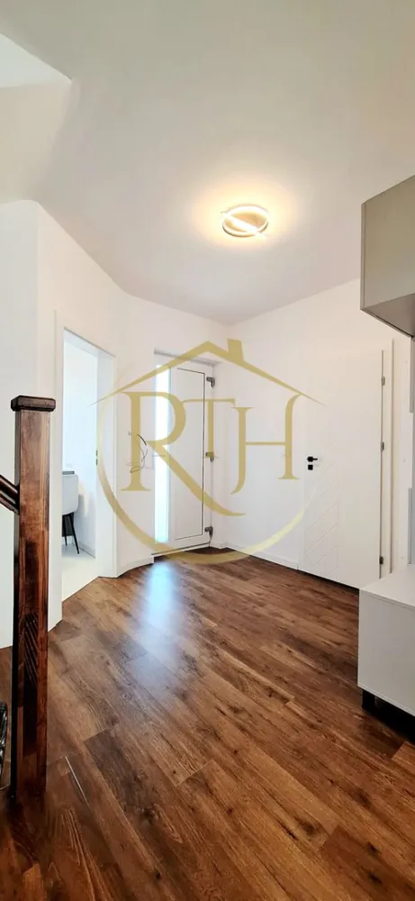 Oferim spre vanzare Casa tip Duplex, situata in Giroc in apropiere de DAF - Oferim spre vânzare o casă tip duplex modernă, finalizată în 2025, proiectată pentru confort, funcționalitate și un stil de viață liniștit. Proprietatea este situată într-o zonă în dezvoltare, cu acces facil către principalele puncte de interes, fiind ideală atât pentru o familie, cât și pentru cei care își doresc un cămin bine construit, eficient și durabil.

Locuința are o suprafață utilă de 101 mp (120 mp construiți) și este amplasată pe un teren de 250 mp, beneficiind de acces auto și o curte amenajată complet cu pavaj, gazon și foraj de apă. Casa este construită pe structură solidă, cu placă de beton, pod izolat, acoperiș din țiglă și materiale premium utilizate în toate etapele de execuție.
Compartimentarea este una practică și aerisită. Parterul cuprinde un living generos, luminat natural, cu zonă de dining și acces direct către terasa din spate care are suprafata de 15 mp si este acoperita, ideală pentru momente de relaxare. Bucătăria este separată, complet mobilată și utilată, iar la acest nivel se află și o baie de serviciu. Etajul este dedicat zonei de odihnă, cu trei dormitoare bine proporționate și o baie principală spațioasă. Podul poate fi utilizat ca spațiu suplimentar de depozitare.
Confortul termic este asigurat prin încălzire în pardoseală, iar finisajele sunt premium, incluzând parchet SPC rezistent la zgârieturi, apă și trafic intens. Locuința se vinde mobilată și utilată exact ca în imagini, cu mobilier realizat la comandă, exceptând masa din zona de dining și televizorul din living. Bucătăria este echipată cu electrocasnice moderne: frigider big size de 508 l, mașină de spălat vase, mașină de spălat rufe, cuptor, aragaz, hotă și cuptor cu microunde, toate încorporate. Ferestrele sunt tripan și sunt prevăzute cu rulouri și plase antiinsecte. Proprietatea dispune de fosa septică de 1600 litri și are toate utilitățile, cu excepția canalizării.

Prețul de vânzare este de 192.000 euro, foarte ușor negociabil. Nu se percepe comision agenție.
Proprietate reprezentată de RealTimHouse.ro – Un pas spre un loc doar al tău!