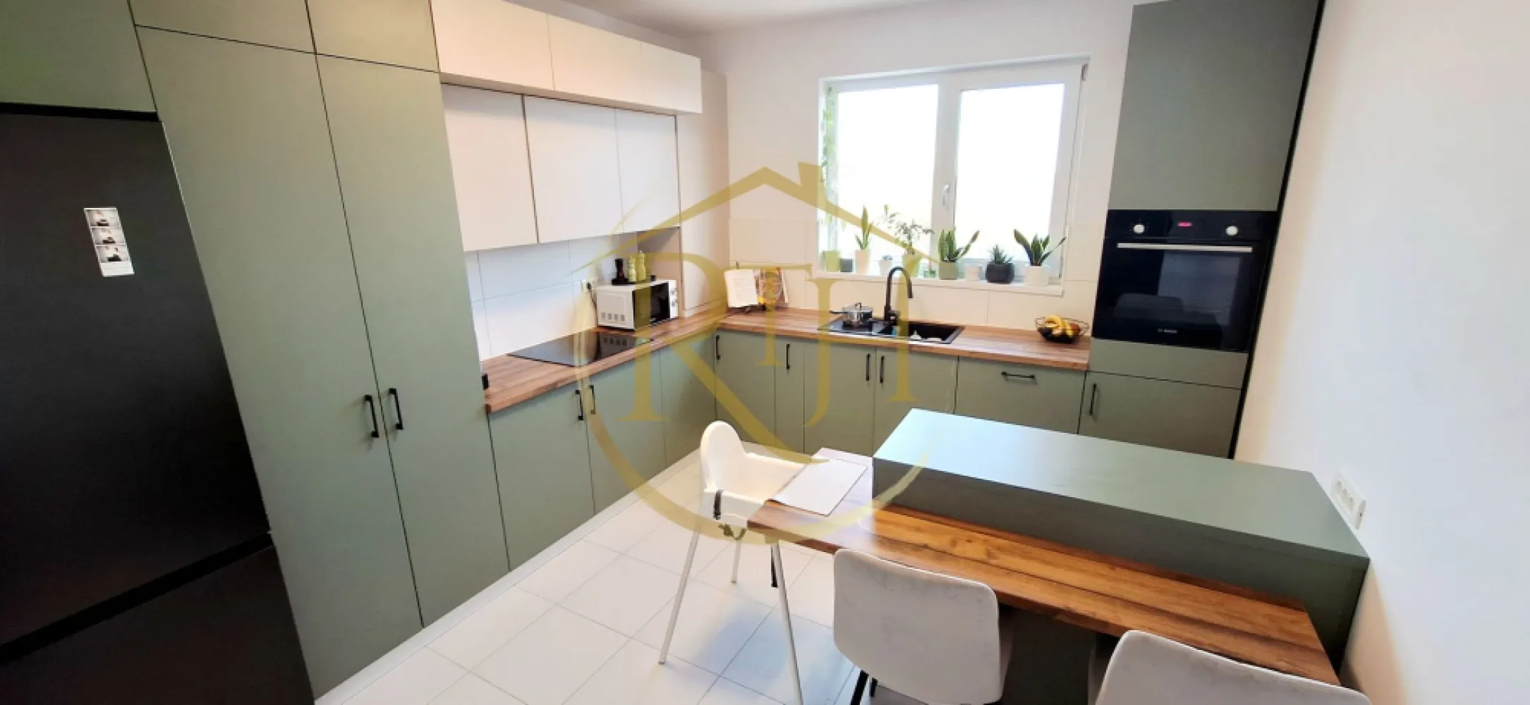 Oferim spre vanzare Casa tip Duplex, situata in Giroc in apropiere de DAF - Oferim spre vânzare o casă tip duplex modernă, finalizată în 2025, proiectată pentru confort, funcționalitate și un stil de viață liniștit. Proprietatea este situată într-o zonă în dezvoltare, cu acces facil către principalele puncte de interes, fiind ideală atât pentru o familie, cât și pentru cei care își doresc un cămin bine construit, eficient și durabil.

Locuința are o suprafață utilă de 101 mp (120 mp construiți) și este amplasată pe un teren de 250 mp, beneficiind de acces auto și o curte amenajată complet cu pavaj, gazon și foraj de apă. Casa este construită pe structură solidă, cu placă de beton, pod izolat, acoperiș din țiglă și materiale premium utilizate în toate etapele de execuție.
Compartimentarea este una practică și aerisită. Parterul cuprinde un living generos, luminat natural, cu zonă de dining și acces direct către terasa din spate care are suprafata de 15 mp si este acoperita, ideală pentru momente de relaxare. Bucătăria este separată, complet mobilată și utilată, iar la acest nivel se află și o baie de serviciu. Etajul este dedicat zonei de odihnă, cu trei dormitoare bine proporționate și o baie principală spațioasă. Podul poate fi utilizat ca spațiu suplimentar de depozitare.
Confortul termic este asigurat prin încălzire în pardoseală, iar finisajele sunt premium, incluzând parchet SPC rezistent la zgârieturi, apă și trafic intens. Locuința se vinde mobilată și utilată exact ca în imagini, cu mobilier realizat la comandă, exceptând masa din zona de dining și televizorul din living. Bucătăria este echipată cu electrocasnice moderne: frigider big size de 508 l, mașină de spălat vase, mașină de spălat rufe, cuptor, aragaz, hotă și cuptor cu microunde, toate încorporate. Ferestrele sunt tripan și sunt prevăzute cu rulouri și plase antiinsecte. Proprietatea dispune de fosa septică de 1600 litri și are toate utilitățile, cu excepția canalizării.

Prețul de vânzare este de 192.000 euro, foarte ușor negociabil. Nu se percepe comision agenție.
Proprietate reprezentată de RealTimHouse.ro – Un pas spre un loc doar al tău!