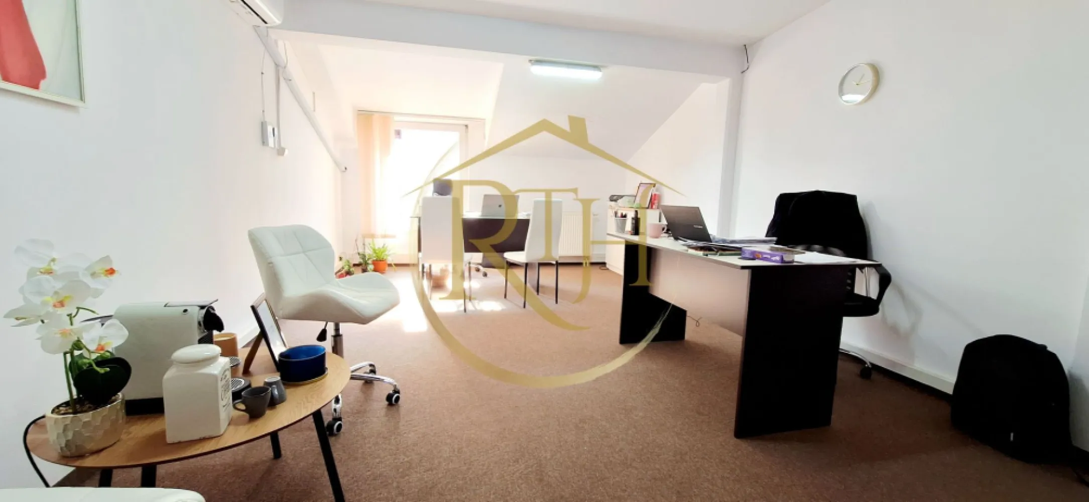 Oferim spre inchiriere spatii pentru birouri, zona Soarelui, parcare privata - Oferim spre închiriere spații pentru birouri situate în zona Soarelui, în imediata apropiere de Sud Plaza, într-o clădire destinată activităților office. Spațiile sunt amplasate la etajul 1 și beneficiază de acces facil, atât pietonal, cât și auto. Clădirea dispune de parcare privată în curte, acces auto controlat prin barieră, grupuri sanitare și bucătărie comună, oferind toate condițiile necesare desfășurării unei activități profesionale.

Sunt disponibile birouri cu suprafețe de 26 mp, 28 mp si unul de 100 mp cu pretul de 600 euro, ideale pentru firme de contabilitate, IT, arhitectură, consultanță sau alte activități ce necesită un spațiu compact, eficient și accesibil. Construcția asigură un mediu de lucru plăcut, costurile de întreținere fiind reduse.

Prețul de închiriere este de 10 euro/mp + TVA, cu o garanție echivalentă unei luni de chirie. Se percepe comision agenție.
Proprietate reprezentată în exclusivitate de RealTimHouse.ro – Un pas spre un loc doar al tău!