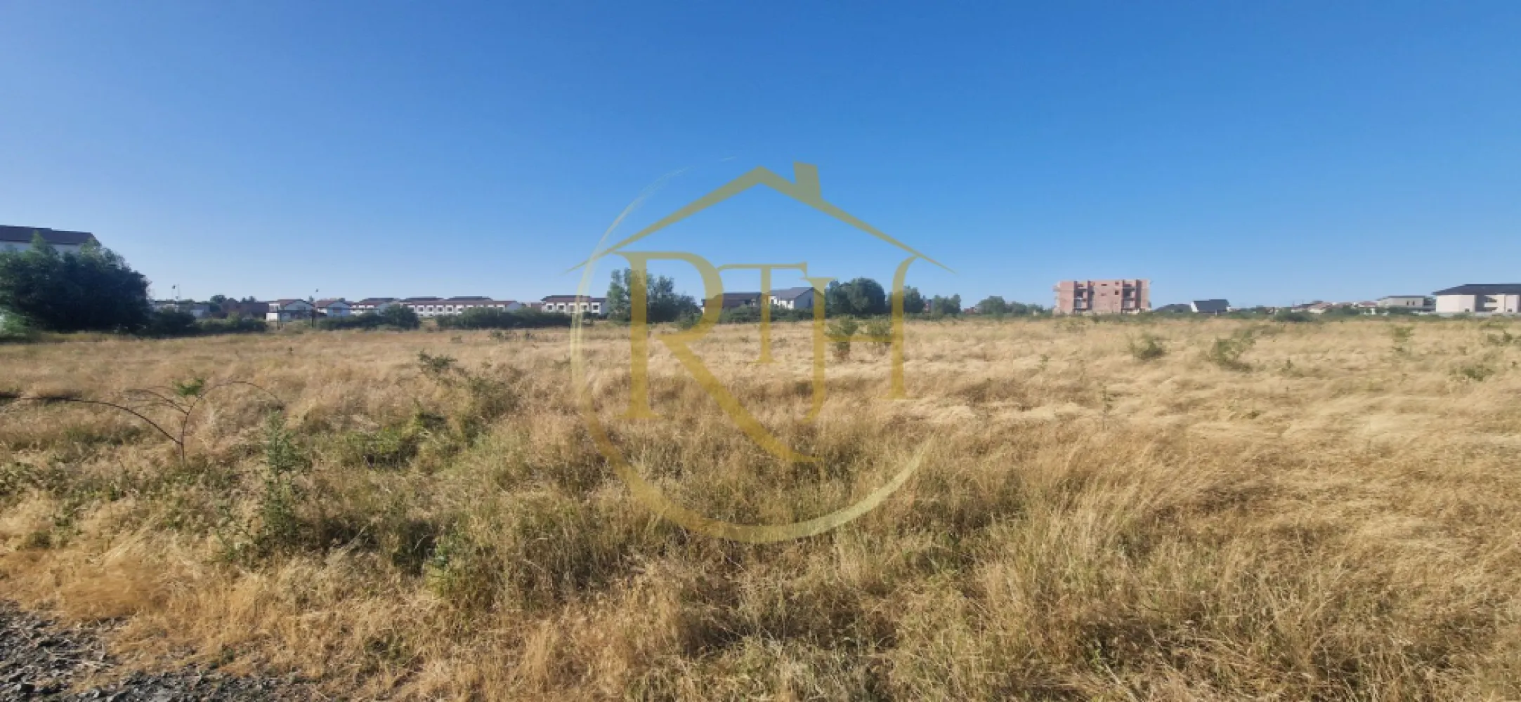 🏡 Teren intravilan de vânzare – Cartier Plopi, Timișoara (Zona de Sud) - Se oferă spre vânzare un teren situat în cartierul Plopi, zona de sud a municipiului Timișoara, într-un cadru natural liniștit, dar cu acces rapid către principalele puncte de interes ale orașului.
Proprietatea se află în apropierea centurii sudice, oferind o conectivitate excelentă și un potențial ridicat de dezvoltare imobiliară.

📐 Date tehnice și urbanistice

Suprafață totală: 7.530 mp

Front stradal: 20 m liniari

Categoria: intravilan

Regim urbanistic (conform PUG): zonă destinată construcțiilor cu regim redus de înălțime (P + 1 + M)

POT: 35%

CUT: 0,9

Acces: drum pietruit, aflat în stare bună

🌿 Avantaje și localizare

Terenul se bucură de acces facil către noul Campus Universitar de Medicină, aflat în prezent în construcție — unul dintre cele mai importante proiecte educaționale și de infrastructură din Timișoara.
Această proximitate conferă proprietății un avantaj competitiv semnificativ, prin creșterea atractivității zonei și a valorii viitoare a investițiilor.

De asemenea, amplasamentul oferă acces rapid către centura de sud, facilitând legătura cu principalele direcții: Moșnița Veche, Ghiroda, Calea Buziașului și alte zone de interes economic și rezidențial.
Zona este caracterizată de liniște, spații verzi și un cadru natural echilibrat, ideal pentru proiecte de locuințe individuale sau ansambluri rezidențiale de dimensiuni reduse.

💼 Oportunitate de investiție

Pentru dezvoltatori sau investitori, există posibilitatea comasării terenului cu parcelele învecinate (având CF-uri distincte), ajungându-se la o suprafață totală de 18.800 mp — potrivită pentru un proiect rezidențial integrat.

ℹ️ Observații suplimentare

Terenul nu este împrejmuit și nu dispune momentan de utilități racordate, însă acestea se află în imediata proximitate.
Zona se află într-un proces accelerat de urbanizare, cu numeroase proiecte în derulare, printre care campusul universitar și infrastructura aferentă.
Prin poziționare, potențial și context urbanistic, proprietatea reprezintă o oportunitate excelentă de investiție strategică în zona de sud a Timișoarei.

Proprietatea este reprezentată de RealTimHouse.ro
 – Un pas spre un loc doar al tău.
📞 Pentru detalii suplimentare sau programarea unei vizionări, vă rugăm să ne contactați.