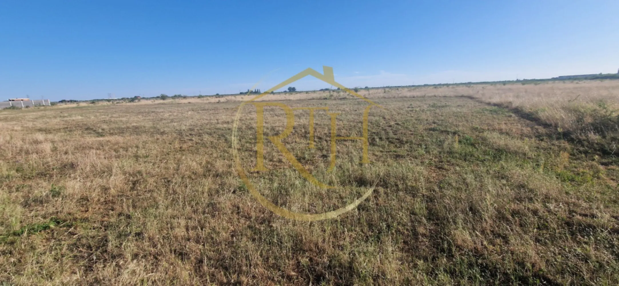 🏡 Teren intravilan de vânzare – Cartier Plopi, Timișoara (Zona de Sud) - Se oferă spre vânzare un teren situat în cartierul Plopi, zona de sud a municipiului Timișoara, într-un cadru natural liniștit, dar cu acces rapid către principalele puncte de interes ale orașului.
Proprietatea se află în apropierea centurii sudice, oferind o conectivitate excelentă și un potențial ridicat de dezvoltare imobiliară.

📐 Date tehnice și urbanistice

Suprafață totală: 7.530 mp

Front stradal: 20 m liniari

Categoria: intravilan

Regim urbanistic (conform PUG): zonă destinată construcțiilor cu regim redus de înălțime (P + 1 + M)

POT: 35%

CUT: 0,9

Acces: drum pietruit, aflat în stare bună

🌿 Avantaje și localizare

Terenul se bucură de acces facil către noul Campus Universitar de Medicină, aflat în prezent în construcție — unul dintre cele mai importante proiecte educaționale și de infrastructură din Timișoara.
Această proximitate conferă proprietății un avantaj competitiv semnificativ, prin creșterea atractivității zonei și a valorii viitoare a investițiilor.

De asemenea, amplasamentul oferă acces rapid către centura de sud, facilitând legătura cu principalele direcții: Moșnița Veche, Ghiroda, Calea Buziașului și alte zone de interes economic și rezidențial.
Zona este caracterizată de liniște, spații verzi și un cadru natural echilibrat, ideal pentru proiecte de locuințe individuale sau ansambluri rezidențiale de dimensiuni reduse.

💼 Oportunitate de investiție

Pentru dezvoltatori sau investitori, există posibilitatea comasării terenului cu parcelele învecinate (având CF-uri distincte), ajungându-se la o suprafață totală de 18.800 mp — potrivită pentru un proiect rezidențial integrat.

ℹ️ Observații suplimentare

Terenul nu este împrejmuit și nu dispune momentan de utilități racordate, însă acestea se află în imediata proximitate.
Zona se află într-un proces accelerat de urbanizare, cu numeroase proiecte în derulare, printre care campusul universitar și infrastructura aferentă.
Prin poziționare, potențial și context urbanistic, proprietatea reprezintă o oportunitate excelentă de investiție strategică în zona de sud a Timișoarei.

Proprietatea este reprezentată de RealTimHouse.ro
 – Un pas spre un loc doar al tău.
📞 Pentru detalii suplimentare sau programarea unei vizionări, vă rugăm să ne contactați.