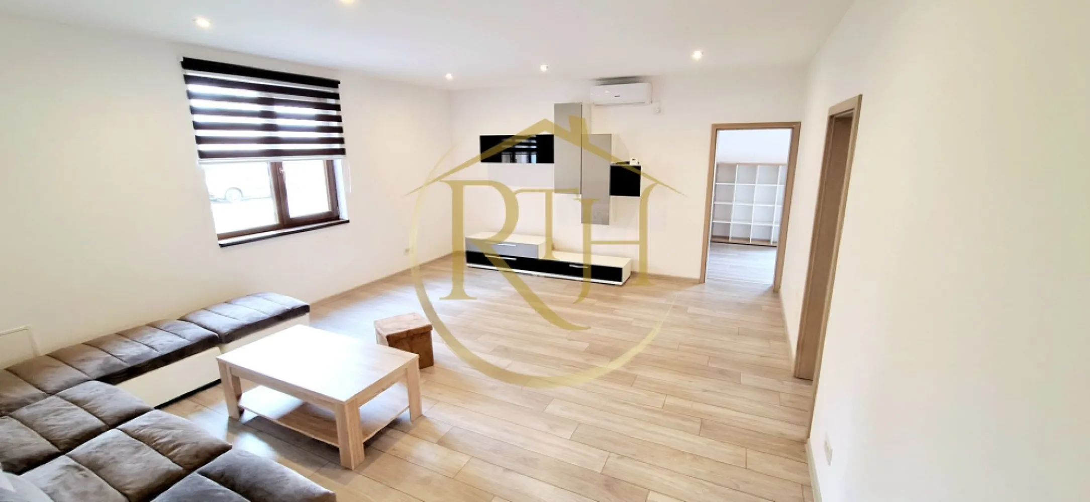 Apartament 3 camere,75 mp utili,4 locuri de parcare, Braytim,Cl Urseni - Oferim spre vânzare un apartament cu 3 camere, situat la parterul unui bloc nou construit, în zona BrayTim – Calea Urseni, în spatele magazinului Profi, cu acces rapid către Continental, mijloace de transport în comun și diverse supermarketuri. Locația oferă un echilibru ideal între liniștea unei zone rezidențiale și proximitatea față de puncte importante ale orașului.

Apartamentul are o suprafață utilă de 75 mp și este compartimentat eficient, fiind compus dintr-un living spațios, două dormitoare generoase și luminoase, dintre care unul beneficiază de baie proprie, o a doua baie, bucătărie separată și un hol de intrare încăpător.

Proprietatea se vinde complet mobilată și utilată, fiind dotată cu electrocasnice moderne, precum mașină de spălat rufe, televizor, frigider, plită electrică cu inducție și cuptor electric. Confortul termic este asigurat de centrala proprie pe gaz și sistemul de încălzire în pardoseală, iar geamurile termopan și jaluzelele contribuie la o bună izolație termică și fonică.

Un avantaj important al acestui apartament îl reprezintă cele 4 locuri de parcare disponibile, un beneficiu rar întâlnit, ideal pentru o familie sau pentru cei care au nevoie de spațiu suplimentar pentru vizitatori.

Datorită amplasării și compartimentării, apartamentul este o alegere potrivită atât pentru locuință personală, cât și ca investiție pe termen lung.

Proprietatea este reprezentată de RealTimHouse.ro – Un pas spre un loc doar al tău.

Preț de vânzare: 149.700 euro