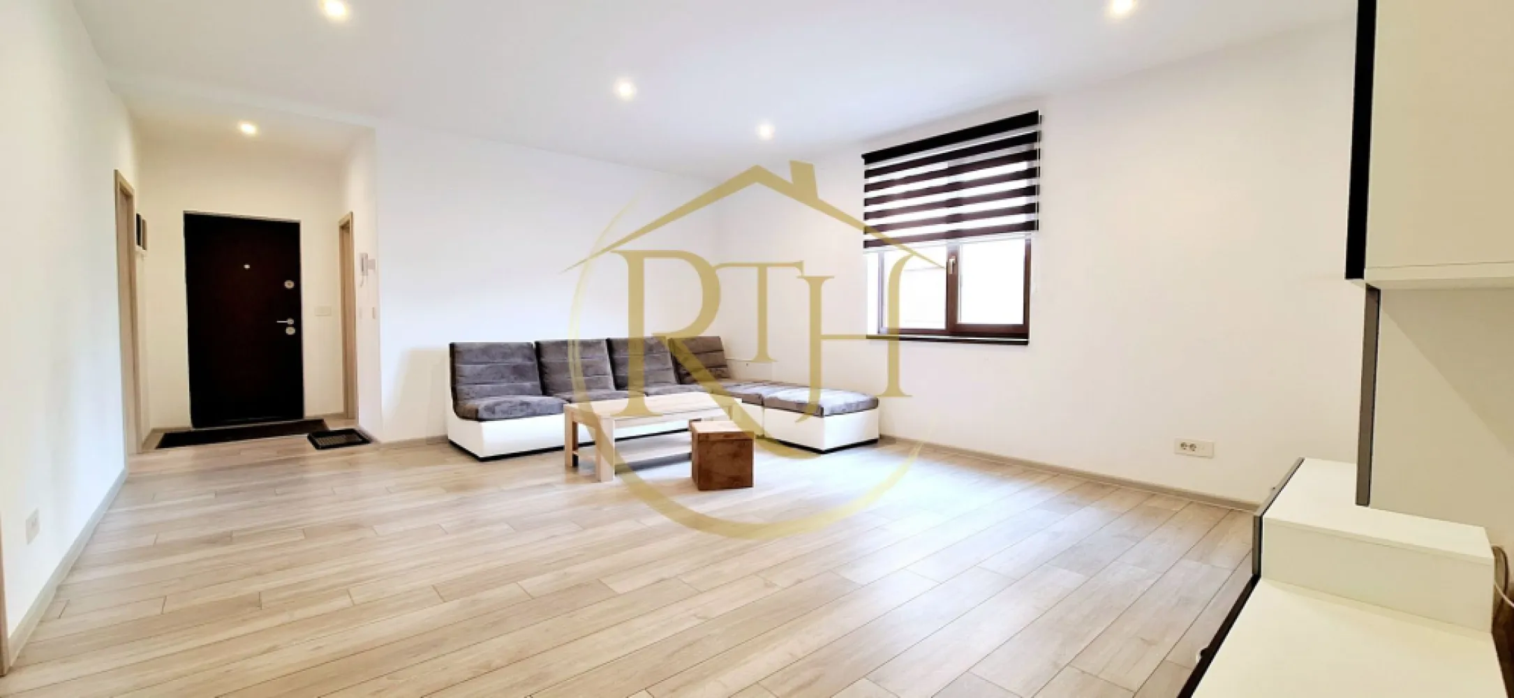 Apartament 3 camere,72 mp utili,4 locuri de parcare, Braytim,Cl Urseni - Oferim spre vanzare un apartament cu 3 camere, situat la parterul unui bloc nou construit, în zona BrayTim, pe Calea Urseni, în spatele magazinului Profi, aproape de Continental și cu acces rapid la mijloacele de transport în comun și la diverse supermarketuri. Această locație ideală asigură un echilibru perfect între liniștea unei zone rezidențiale și apropierea de punctele de interes ale orașului.
Apartamentul are o suprafață utilă de 75 mp și este compus dintr-un living spațios, perfect pentru relaxare și petrecerea timpului cu familia sau prietenii. Cele două dormitoare sunt generoase și luminoase, unul dintre ele având baie proprie, ceea ce oferă un plus de intimitate și confort. În plus, apartamentul mai dispune de încă o baie, ideală pentru vizitatori sau pentru un al doilea membru al familiei. Bucătăria este separată, dotată cu electrocasnice moderne și funcționale, iar holul de intrare este încăpător și practic amenajat.
Apartamentul este complet mobilat și utilat cu electrocasnice noi, incluzând o mașină de spălat haine, televizor, frigider și o plită electrică prin inducție si cuptor electric . Geamurile termopan și jaluzelele asigură o izolație fonică și termică excelentă, iar în timpul verii vă veți putea bucura de un mediu răcoros, iar iarna veți avea o temperatură constantă și plăcută în apartament.
Încălzirea apartamentului se realizează printr-o centrală pe gaz și un sistem de încălzire în pardoseală, ceea ce face apartamentul extrem de eficient din punct de vedere energetic și foarte confortabil în orice sezon. 
De asemenea, apartamentul beneficiază de 4 locuri de parcare, ceea ce reprezintă un mare avantaj . Aceasta îl face ideal pentru o familie cu mai multe mașini sau pentru cei care au nevoie de locuri suplimentare pentru vizite.
Apartamentul poate fi folosit cu succes atât ca locuință, cât și ca sediu de firmă datorită amplasării sale strategice și a facilităților moderne. În acte, apartamentul este înregistrat ca SAD (spațiu cu alte destinații), însă trecerea în rezidențial se poate face foarte ușor, printr-o simplă cerere la DFMT, iar impozitul este redus. Această flexibilitate îl face o opțiune excelentă atât pentru cei care caută o locuință confortabilă, cât și pentru investitori sau antreprenori care doresc un sediu modern într-o zonă bine conectată la oraș. 
Proprietatea este reprezentată de RealTimHouse.ro - Un pas spre un loc doar al tau !
Pentru a viziona apartamentul fără a vă deplasa, aveți posibilitatea de a accesa turul virtual disponibil pe YouTube, accesând următorul link: https://youtu.be/zjd05DKgCGU?feature=shared
Prețul de vanzare al apartamentului este de 149700 euro .