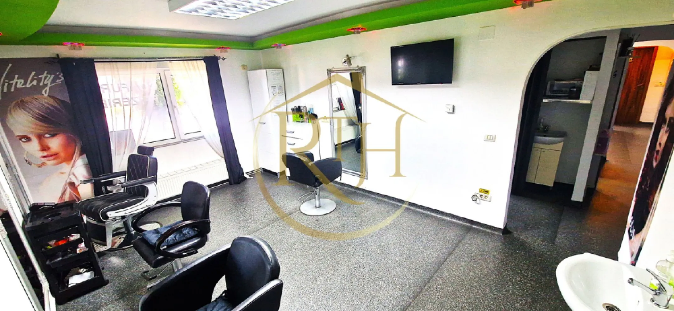 Oferim spre vanzare afacere la cheie,salon infrumusetare si masaj - :

💎 AFACERE LA CHEIE – SALON DE ÎNFRUMUSEȚARE COMPLET MOBILAT ȘI FUNCȚIONAL

📍 ZONA DE NORD – LOCAȚIE PREMIUM CU POTENȚIAL RIDICAT

✅ COMISION 0% pentru cumpărător – Cumpără direct, fără costuri suplimentare!
✅ Investiție solidă cu recuperare în 7–8 ani

Un salon de înfrumusețare modern, complet operațional, cu chiriași activi și venit pasiv imediat – o oportunitate perfectă pentru investitori sau antreprenori care doresc să preia o afacere funcțională, într-o zonă cu cerere ridicată și vizibilitate excelentă.

🧭 COMPARTIMENTARE EFICIENTĂ ȘI FUNCȚIONALĂ

4 camere dedicate pentru servicii de coafură, frizerie, cosmetică, masaj, manichiură/pedichiură
Zonă separată cu 2 spălătoare profesionale
2 băi complet utilate
Recepție + zonă de așteptare
Toate spațiile sunt amenajate cu grijă pentru a permite desfășurarea simultană a mai multor activități, în cele mai bune condiții.

🧰 DOTĂRI PREMIUM – INCLUSE ÎN PREȚ
🔧 Salonul se vinde complet mobilat și utilat, exact cum funcționează azi:

4 posturi de coafură
2 posturi de frizerie
3 posturi de manichiură/pedichiură
Cameră pentru cosmetică și masaj
2 spălătoare profesionale
2 aparate de aer condiționat
Mobilier complet (scaune, oglinzi, mese, recepție, dulapuri etc.)

🧼 Finisaje și infrastructură de top:

Pardoseală Tarkett – antibacteriană, ignifugă
Iluminat LED eficient energetic
Curent trifazic – perfect pentru echipamente profesionale
Pereti lavabili, finisaje conforme normelor de igienă

💼 O INVESTIȚIE CU RENTABILITATE SIGURĂ
✔️ Salonul este închiriat integral – ai chiriași stabili și venituri din prima lună
✔️ Investiția de 230.000 € se recuperează în 7–8 ani
✔️ Posibilitate de ajustare a chiriilor în funcție de piață
✔️ Fără costuri suplimentare – afacerea este complet funcțională
✔️ Locație cu cerere constantă pentru servicii de beauty

📍 LOCAȚIE STRATEGICĂ – ZONA DE NORD
🔹 Una dintre cele mai active și în dezvoltare zone comerciale ale orașului
🔹 Acces facil la transport, clienți din centre rezidențiale și de birouri
🔹 Vad pietonal permanent
🔹 Clienți fideli, cu venituri peste medie
🔹 Poziționare ideală pentru servicii de înfrumusețare și wellness

🎯 POTRIVIT PENTRU:
✅ Investitori în căutare de venituri pasive cu risc scăzut
✅ Antreprenori care vor o afacere complet echipată
✅ Specialiști în beauty care vor să preia un spațiu premium
✅ Francize sau branduri care doresc o locație consacrată

Pret: 230000 euro -usor negociabil

📞 CONTACT & VIZIONARE
📲 Pentru mai multe detalii sau pentru a programa o vizionare, contactează-ne!
🗂️ Situația financiară și a contractelor de închiriere se oferă la cerere.

🔷 Această proprietate este reprezentată de RealTimHouse.ro
Un pas spre un loc doar al tău!