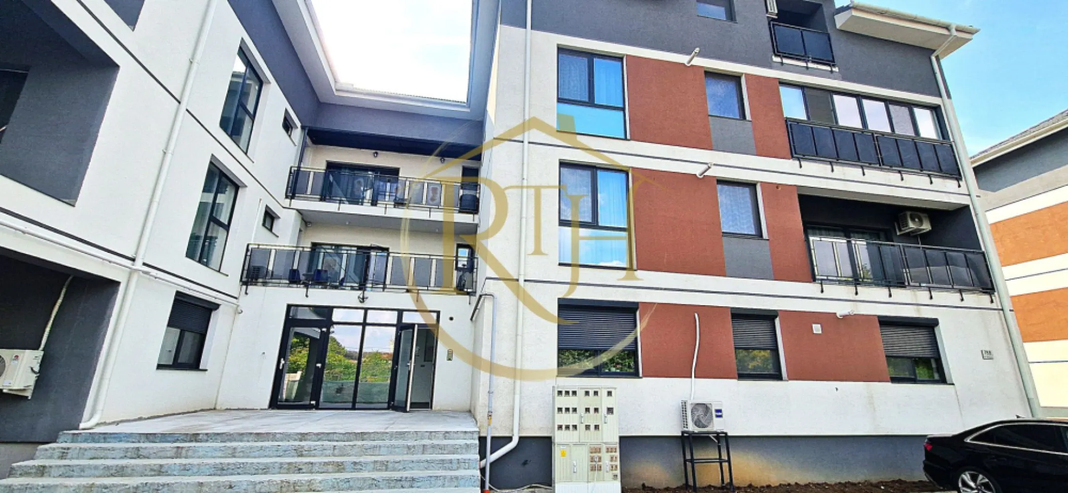 🏡 Apartamente Premium de Vânzare – Zona Lipovei, Timișoara - Descoperă un ansamblu rezidențial exclusivist situat în zona Lipovei, la doar câțiva pași de Pădurea Verde.
Proiectul îmbină armonios liniștea naturii cu eleganța urbană, oferind un standard superior de confort, siguranță și eficiență energetică.
Blocul are regim de înălțime S + P + 2E + M și este construit cu materiale de cea mai bună calitate.

✨ Caracteristici generale:

🧱 Construcție din cărămidă Porotherm de 25 cm, cu izolație termică și fonică superioară
🪜 Lift modern cu acces până la subsolul unde se află parcările
🧤 Tavanele apartamentelor de la mansardă dispun de extraizolație pentru un confort termic ridicat și cheltuieli reduse
🧩 Grinzi izolate cu vată minerală, acoperiș izolat cu spumă poliuretanică, ferestre Velux premium
🚿 Rigips ignifug la mansardă și rigips rezistent la umiditate în băi
⚡ Instalație electrică realizată în copex
🔥 Centrale termice Bosch 24 kW pentru fiecare apartament
🚪 Uși Dierre – antiefracție la intrare și de interior de calitate superioară
🍽️ Bucătării închise – funcționale, moderne și ușor de personalizat
🏗️ Apartamente predate la cheie, cu toate actele la zi și detalii clare privind construcția

🏢 Tipuri de apartamente și compartimentări:

Garsoniere, apartamente cu 2 și 3 camere, precum și apartamente tip penthouse cu terase spațioase și vedere superbă
Suprafețe utile: între 38,60 mp și 85,70 mp
Apartamentele de la parter se vând cu drept de folosință asupra teraselor proprii
🔧 Personalizare completă posibilă în faza de construcție – adaptăm compartimentarea și finisajele în funcție de preferințele clientului

🚗 Facilități și parcări:

Locuri de parcare subterane și supraterane, cu CF separat
Opțional, apartamentele se pot achiziționa și fără loc de parcare
Lift cu acces direct la subsolul cu parcările

🌿 Curte privată cu barieră și zonă de agrement de aproximativ 400 mp destinată relaxării și socializării

💰 Preț și condiții de achiziție:

💵 Preț: 2.100 €/mp + cu TVA la vaoarea veche de 19% !!!
🗓️ Termen de finalizare: între 25 și 75 zile, în funcție de tipul apartamentului ales
💳 Se acceptă plată cash sau credit ipotecar
🤝 Oferim consultanță gratuită pentru obținerea creditelor imobiliare

🌟 Avantaje cheie:

Poziționare ideală – aproape de Pădurea Verde, într-o zonă liniștită și aerisită
Construcție premium, eficientă energetic, cu costuri reduse de întreținere
Izolație superioară între apartamente și între blocuri
Predare la cheie, finisaje premium, posibilitate de personalizare
Perfect atât pentru locuire proprie, cât și pentru investiție sigură

💎 Lipovei Premium Residence – un nou standard de locuire în Timișoara

Alege un apartament premium, construit cu atenție la detalii, materiale de calitate și o viziune orientată spre confort și durabilitate.
Trăiește aproape de natură, într-o comunitate selectă, cu toate avantajele unei locuințe moderne, elegante și sigure.

Proprietatea este reprezentată de RealTimHouse.ro – Un pas spre un loc doar al tău.