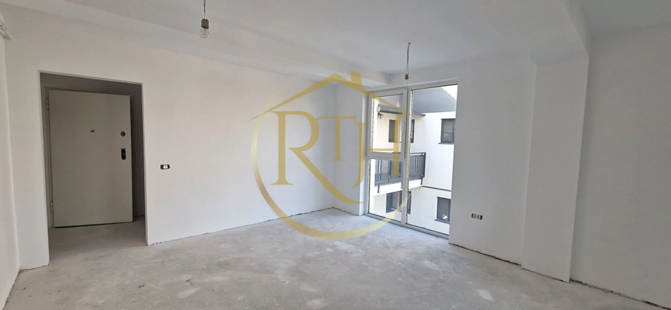 🏡 Apartamente Premium de Vânzare – Zona Lipovei, Timișoara - Descoperă un ansamblu rezidențial exclusivist situat în zona Lipovei, la doar câțiva pași de Pădurea Verde.
Proiectul îmbină armonios liniștea naturii cu eleganța urbană, oferind un standard superior de confort, siguranță și eficiență energetică.
Blocul are regim de înălțime S + P + 2E + M și este construit cu materiale de cea mai bună calitate.

✨ Caracteristici generale:

🧱 Construcție din cărămidă Porotherm de 25 cm, cu izolație termică și fonică superioară
🪜 Lift modern cu acces până la subsolul unde se află parcările
🧤 Tavanele apartamentelor de la mansardă dispun de extraizolație pentru un confort termic ridicat și cheltuieli reduse
🧩 Grinzi izolate cu vată minerală, acoperiș izolat cu spumă poliuretanică, ferestre Velux premium
🚿 Rigips ignifug la mansardă și rigips rezistent la umiditate în băi
⚡ Instalație electrică realizată în copex
🔥 Centrale termice Bosch 24 kW pentru fiecare apartament
🚪 Uși Dierre – antiefracție la intrare și de interior de calitate superioară
🍽️ Bucătării închise – funcționale, moderne și ușor de personalizat
🏗️ Apartamente predate la cheie, cu toate actele la zi și detalii clare privind construcția

🏢 Tipuri de apartamente și compartimentări:

Garsoniere, apartamente cu 2 și 3 camere, precum și apartamente tip penthouse cu terase spațioase și vedere superbă
Suprafețe utile: între 38,60 mp și 85,70 mp
Apartamentele de la parter se vând cu drept de folosință asupra teraselor proprii
🔧 Personalizare completă posibilă în faza de construcție – adaptăm compartimentarea și finisajele în funcție de preferințele clientului

🚗 Facilități și parcări:

Locuri de parcare subterane și supraterane, cu CF separat
Opțional, apartamentele se pot achiziționa și fără loc de parcare
Lift cu acces direct la subsolul cu parcările

🌿 Curte privată cu barieră și zonă de agrement de aproximativ 400 mp destinată relaxării și socializării

💰 Preț și condiții de achiziție:

💵 Preț: 2.100 €/mp + cu TVA la vaoarea veche de 19% !!!
🗓️ Termen de finalizare: între 25 și 75 zile, în funcție de tipul apartamentului ales
💳 Se acceptă plată cash sau credit ipotecar
🤝 Oferim consultanță gratuită pentru obținerea creditelor imobiliare

🌟 Avantaje cheie:

Poziționare ideală – aproape de Pădurea Verde, într-o zonă liniștită și aerisită
Construcție premium, eficientă energetic, cu costuri reduse de întreținere
Izolație superioară între apartamente și între blocuri
Predare la cheie, finisaje premium, posibilitate de personalizare
Perfect atât pentru locuire proprie, cât și pentru investiție sigură

💎 Lipovei Premium Residence – un nou standard de locuire în Timișoara

Alege un apartament premium, construit cu atenție la detalii, materiale de calitate și o viziune orientată spre confort și durabilitate.
Trăiește aproape de natură, într-o comunitate selectă, cu toate avantajele unei locuințe moderne, elegante și sigure.

Proprietatea este reprezentată de RealTimHouse.ro – Un pas spre un loc doar al tău.