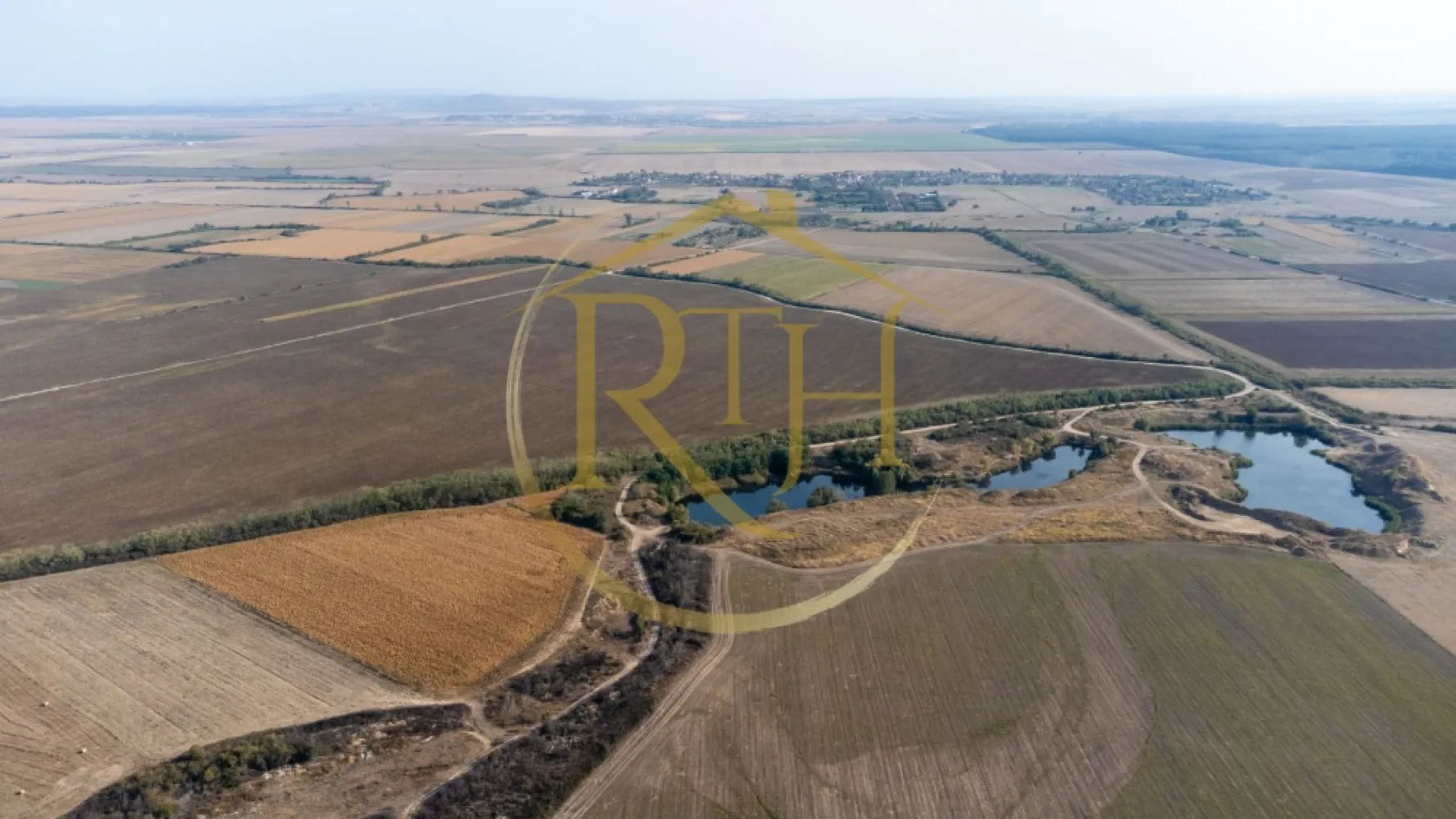 Investiție unică, 10 ha teren cu luciu de apă, ideal pentru turism și agrement!