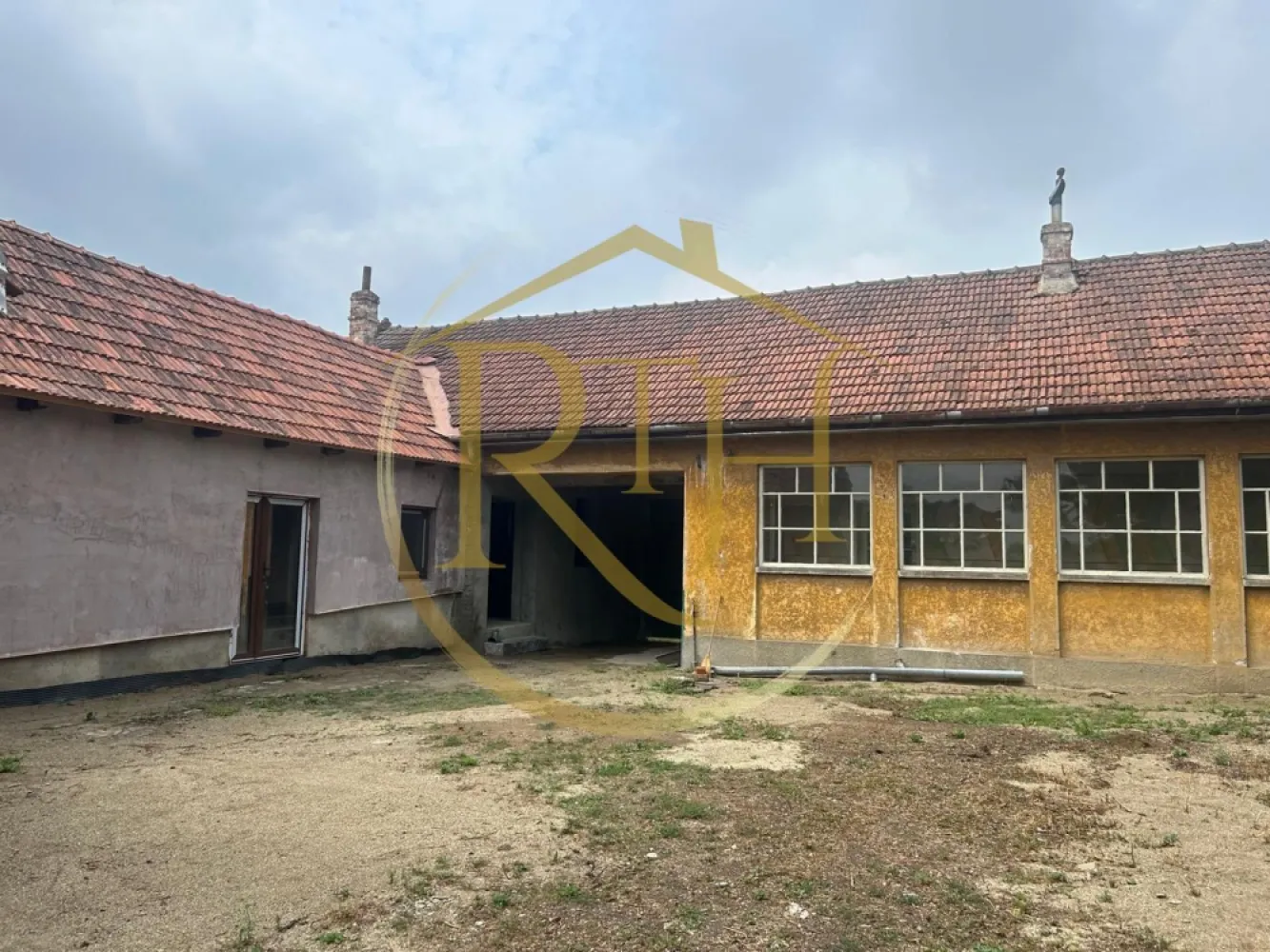 Casa plus teren de vânzare în Balinț,comision ,,0'' - De vânzare: Casa din cărămidă în Bălint, jud. Timiș

An construcție: 1969
Tip: Ideală pentru pensiune, microfermă sau punct gastronomic local.

Detalii proprietate:

Clădire 1:

Suprafață utilă: 120 mp (renovat complet, finisaje premium)

Izolație: vată bazaltică 10 cm

Compartimentare:

Bucătărie: 18 mp

Spațiu de depozitare: 6 mp

Living (2 intrări): 27 mp

Cameră tehnică: 10 mp

Dormitor: 20 mp

Coridor: trecere

Clădire 2:

Suprafață: 80 mp (păstrată în arhitectura originală)

Compartimentare:

2 camere: 18 mp fiecare

Coridor principal: 16 mp

Suprafață totală utilă: 200 mp
Teren: 2160 mp
Înălțime camere: 2.80 m
Front stradal: 25 m
Acoperiș: refăcut cu țiglă originală (țiglă de Jimbolia)
Intrare: acces auto și utilaje, poate fi utilizată ca garaj (23 mp)

Utilități:

Curent trifazic

Apă și canalizare complete legate la imobil

Altele:

Pod pe partea de la stradă, pretabil mansardare

Acte complete
Pret : 64900 euro

Proprietate reprezentata de RealTimHouse .ro . Un pas spre un loc doar al tau !
