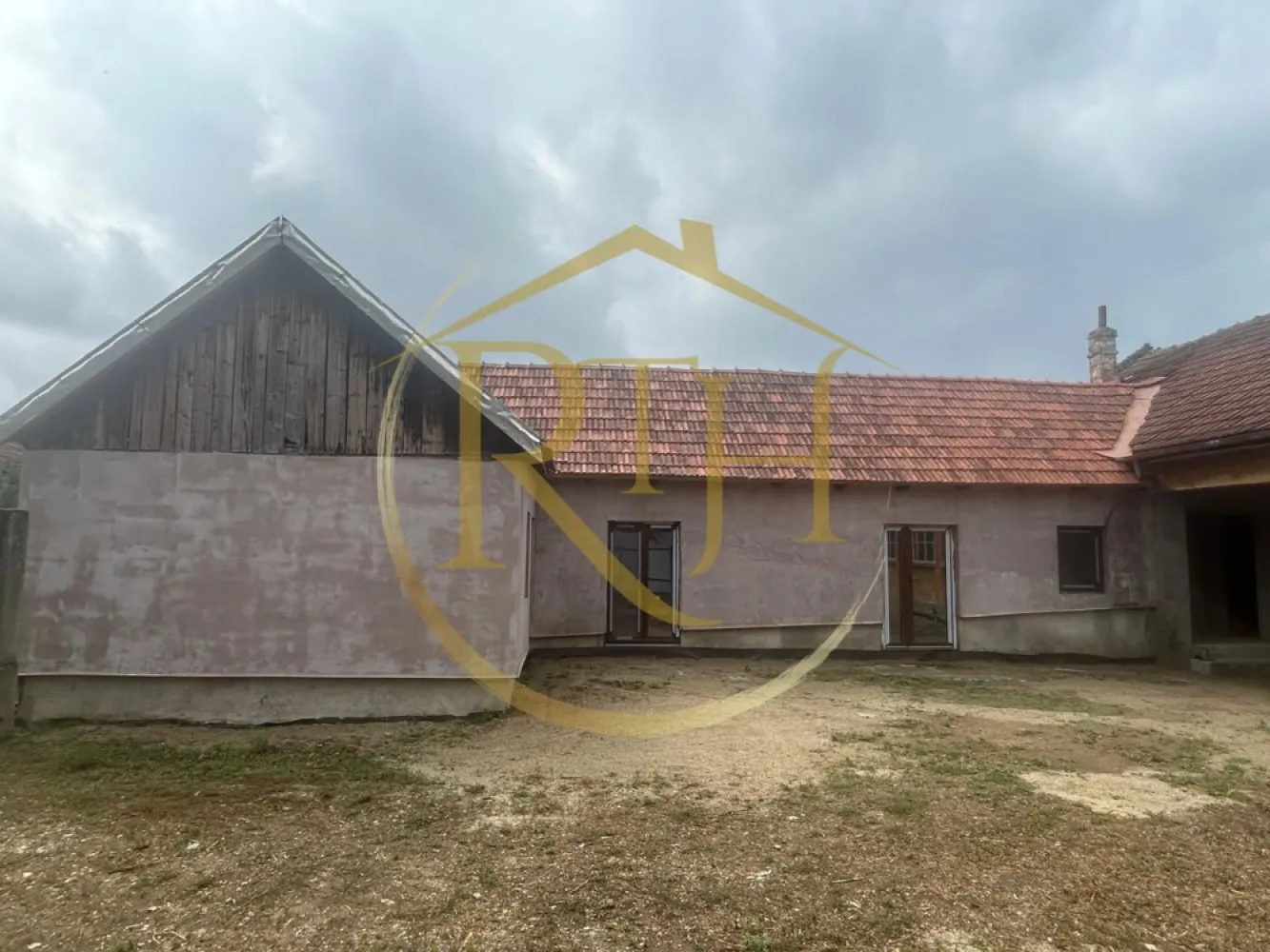 Casa plus teren de vânzare în Balinț,comision ,,0'' - De vânzare: Casa din cărămidă în Bălint, jud. Timiș

An construcție: 1969
Tip: Ideală pentru pensiune, microfermă sau punct gastronomic local.

Detalii proprietate:

Clădire 1:

Suprafață utilă: 120 mp (renovat complet, finisaje premium)

Izolație: vată bazaltică 10 cm

Compartimentare:

Bucătărie: 18 mp

Spațiu de depozitare: 6 mp

Living (2 intrări): 27 mp

Cameră tehnică: 10 mp

Dormitor: 20 mp

Coridor: trecere

Clădire 2:

Suprafață: 80 mp (păstrată în arhitectura originală)

Compartimentare:

2 camere: 18 mp fiecare

Coridor principal: 16 mp

Suprafață totală utilă: 200 mp
Teren: 2160 mp
Înălțime camere: 2.80 m
Front stradal: 25 m
Acoperiș: refăcut cu țiglă originală (țiglă de Jimbolia)
Intrare: acces auto și utilaje, poate fi utilizată ca garaj (23 mp)

Utilități:

Curent trifazic

Apă și canalizare complete legate la imobil

Altele:

Pod pe partea de la stradă, pretabil mansardare

Acte complete
Pret : 64900 euro

Proprietate reprezentata de RealTimHouse .ro . Un pas spre un loc doar al tau !