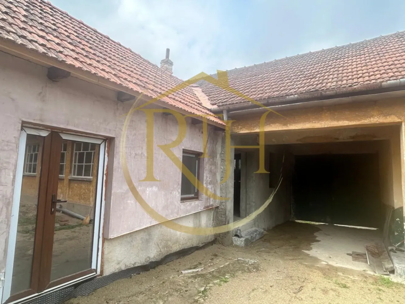 Casa plus teren de vânzare în Balinț,comision ,,0'' - De vânzare: Casa din cărămidă în Bălint, jud. Timiș

An construcție: 1969
Tip: Ideală pentru pensiune, microfermă sau punct gastronomic local.

Detalii proprietate:

Clădire 1:

Suprafață utilă: 120 mp (renovat complet, finisaje premium)

Izolație: vată bazaltică 10 cm

Compartimentare:

Bucătărie: 18 mp

Spațiu de depozitare: 6 mp

Living (2 intrări): 27 mp

Cameră tehnică: 10 mp

Dormitor: 20 mp

Coridor: trecere

Clădire 2:

Suprafață: 80 mp (păstrată în arhitectura originală)

Compartimentare:

2 camere: 18 mp fiecare

Coridor principal: 16 mp

Suprafață totală utilă: 200 mp
Teren: 2160 mp
Înălțime camere: 2.80 m
Front stradal: 25 m
Acoperiș: refăcut cu țiglă originală (țiglă de Jimbolia)
Intrare: acces auto și utilaje, poate fi utilizată ca garaj (23 mp)

Utilități:

Curent trifazic

Apă și canalizare complete legate la imobil

Altele:

Pod pe partea de la stradă, pretabil mansardare

Acte complete
Pret : 64900 euro

Proprietate reprezentata de RealTimHouse .ro . Un pas spre un loc doar al tau !