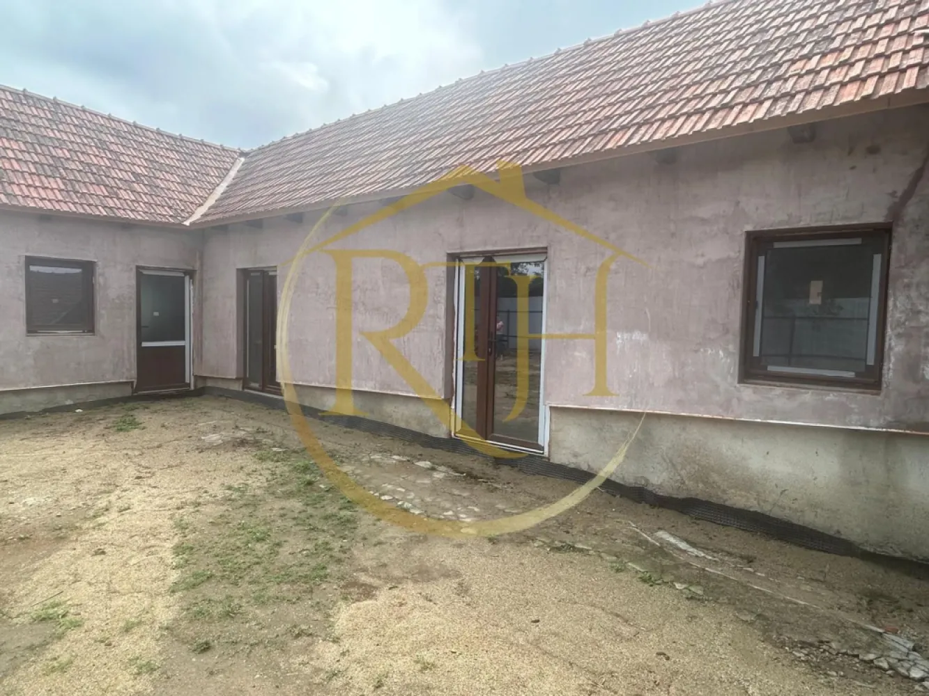 Casa plus teren de vânzare în Balinț,comision ,,0'' - De vânzare: Casa din cărămidă în Bălint, jud. Timiș

An construcție: 1969
Tip: Ideală pentru pensiune, microfermă sau punct gastronomic local.

Detalii proprietate:

Clădire 1:

Suprafață utilă: 120 mp (renovat complet, finisaje premium)

Izolație: vată bazaltică 10 cm

Compartimentare:

Bucătărie: 18 mp

Spațiu de depozitare: 6 mp

Living (2 intrări): 27 mp

Cameră tehnică: 10 mp

Dormitor: 20 mp

Coridor: trecere

Clădire 2:

Suprafață: 80 mp (păstrată în arhitectura originală)

Compartimentare:

2 camere: 18 mp fiecare

Coridor principal: 16 mp

Suprafață totală utilă: 200 mp
Teren: 2160 mp
Înălțime camere: 2.80 m
Front stradal: 25 m
Acoperiș: refăcut cu țiglă originală (țiglă de Jimbolia)
Intrare: acces auto și utilaje, poate fi utilizată ca garaj (23 mp)

Utilități:

Curent trifazic

Apă și canalizare complete legate la imobil

Altele:

Pod pe partea de la stradă, pretabil mansardare

Acte complete
Pret : 64900 euro

Proprietate reprezentata de RealTimHouse .ro . Un pas spre un loc doar al tau !