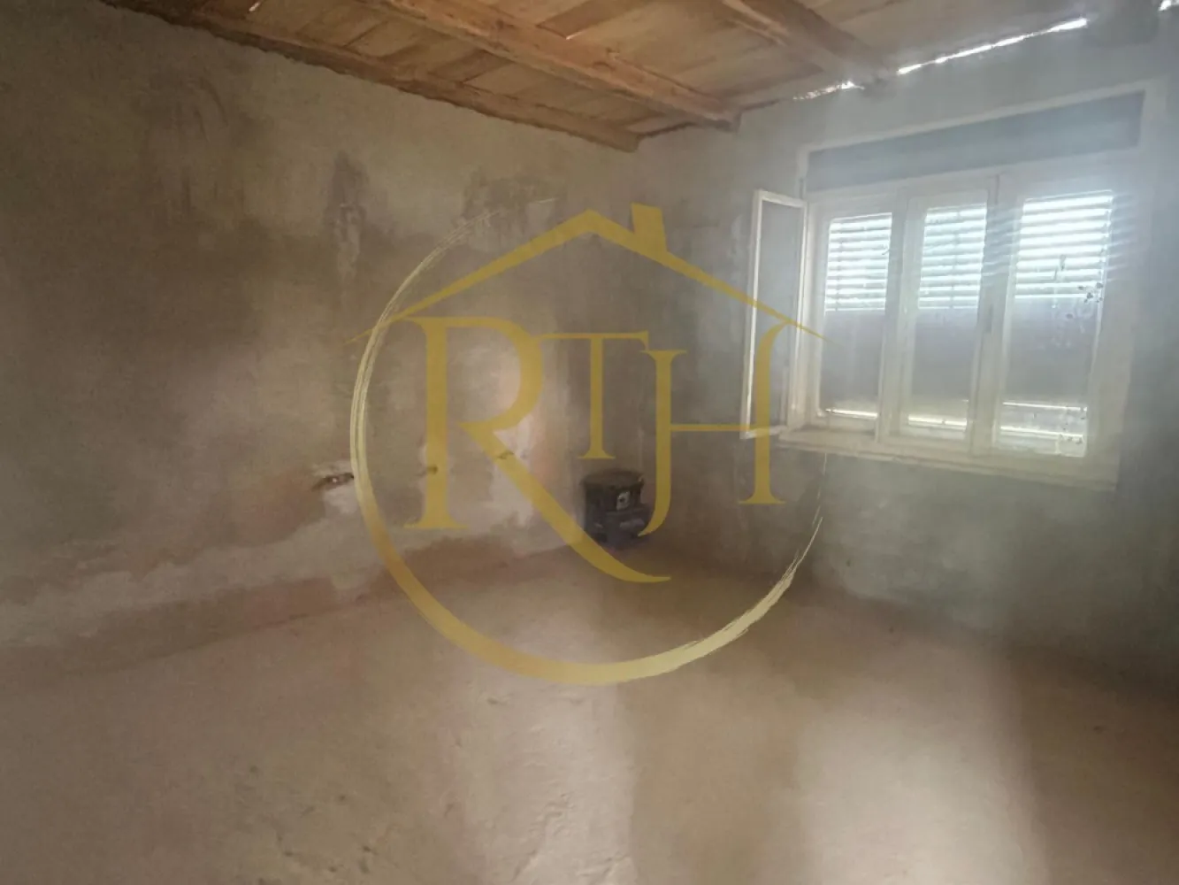 Casa plus teren de vânzare în Balinț,comision ,,0'' - De vânzare: Casa din cărămidă în Bălint, jud. Timiș

An construcție: 1969
Tip: Ideală pentru pensiune, microfermă sau punct gastronomic local.

Detalii proprietate:

Clădire 1:

Suprafață utilă: 120 mp (renovat complet, finisaje premium)

Izolație: vată bazaltică 10 cm

Compartimentare:

Bucătărie: 18 mp

Spațiu de depozitare: 6 mp

Living (2 intrări): 27 mp

Cameră tehnică: 10 mp

Dormitor: 20 mp

Coridor: trecere

Clădire 2:

Suprafață: 80 mp (păstrată în arhitectura originală)

Compartimentare:

2 camere: 18 mp fiecare

Coridor principal: 16 mp

Suprafață totală utilă: 200 mp
Teren: 2160 mp
Înălțime camere: 2.80 m
Front stradal: 25 m
Acoperiș: refăcut cu țiglă originală (țiglă de Jimbolia)
Intrare: acces auto și utilaje, poate fi utilizată ca garaj (23 mp)

Utilități:

Curent trifazic

Apă și canalizare complete legate la imobil

Altele:

Pod pe partea de la stradă, pretabil mansardare

Acte complete
Pret : 64900 euro

Proprietate reprezentata de RealTimHouse .ro . Un pas spre un loc doar al tau !