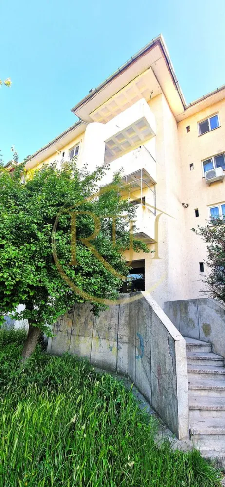 Vand apartament 2 camere,zona linistita cu mult spatiu verde ,0 Comision - Oferim spre vanzare apartament in Timisoara de 2 camere, decomandat, cu suprafață utilă de 67 mp, situat la etajul 2 din 3, într-un bloc solid, cu acoperiș recent renovat, aflat într-o zonă extrem de liniștită din Timișoara, înconjurată de spații verzi, copaci maturi și liniște deplină.

Zona este perfectă pentru familii, persoane care lucrează de acasă, ori pentru oricine își dorește calm, aer curat și acces rapid către facilități urbane. Acces facil la:

Shopping City Timișoara – 2,6 km

Kaufland și Lidl – sub 1 km

Profi – 500 m

Grădiniță și școală – la câteva minute

Mijloace de transport public – acces imediat

Parcare generoasă în fața blocului – locuri disponibile tot timpul

🏡 Detalii apartament – spațiu, confort, lumină și funcționalitate
Suprafață utilă: 67 mp(plus 18 mp boxa trecuta in CF)

Compartimentare: 2 camere mari, baie, debara, bucătărie separată

Etaj: 2 din 3

2 balcoane închise, fiecare de 4,5 mp, situate pe părți opuse ale apartamentului, oferind:

vedere superbă

lumină naturală din două direcții

ventilație naturală excelentă

Unul dintre balcoane este în prelungirea livingului – ideal ca spațiu de relaxare, birou sau zonă de luat masa

⚙️ Dotări și îmbunătățiri moderne
Centrală termică Immergas – montată în martie 2025, aflată în garanție

Aer condiționat Green

Aragaz Hansa (gaz + cuptor electric)

Mașină de spălat vase + mașină de spălat rufe

Geamuri termopan pe toată suprafața

Ușă metalică la intrare

Parchet laminat în camere, gresie în baie și zona de bucătărie

Țevi de apă și coloana de canalizare schimbate complet în mai 2025, inclusiv pe întregul tronson de bloc

🧳 Se vinde complet mobilat și utilat
Mobilier complet pentru toate camerele

Bucătărie complet mobilată și utilată

Singurele excepții: frigiderul și combina

📦 Boxă de 18 mp – inclusă în CF
Un avantaj major al apartamentului este boxa spațioasă de 18 mp, intabulată în Cartea Funciară, ideală pentru:

depozitare,

atelier,

spațiu pentru hobby-uri,

sau chiar birou (cu mici adaptări).

💶 Preț: 100.000 EURO – usor negociabil,nu se plateste comision.

Se acceptă vânzare prin credit imobiliar/ipotecar. 
Oferim consulatanta pentru obitnerea creditului de achizitionare imobiul
Proprietatre reprezentata de RealTimHouse.ro