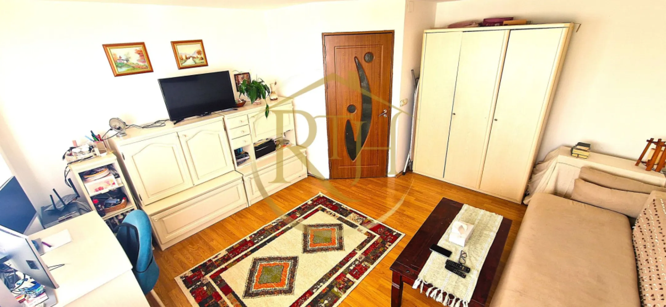 Vand apartament 2 camere,zona linistita cu mult spatiu verde ,0 Comision - Oferim spre vanzare apartament in Timisoara de 2 camere, decomandat, cu suprafață utilă de 67 mp, situat la etajul 2 din 3, într-un bloc solid, cu acoperiș recent renovat, aflat într-o zonă extrem de liniștită din Timișoara, înconjurată de spații verzi, copaci maturi și liniște deplină.

Zona este perfectă pentru familii, persoane care lucrează de acasă, ori pentru oricine își dorește calm, aer curat și acces rapid către facilități urbane. Acces facil la:

Shopping City Timișoara – 2,6 km

Kaufland și Lidl – sub 1 km

Profi – 500 m

Grădiniță și școală – la câteva minute

Mijloace de transport public – acces imediat

Parcare generoasă în fața blocului – locuri disponibile tot timpul

🏡 Detalii apartament – spațiu, confort, lumină și funcționalitate
Suprafață utilă: 67 mp(plus 18 mp boxa trecuta in CF)

Compartimentare: 2 camere mari, baie, debara, bucătărie separată

Etaj: 2 din 3

2 balcoane închise, fiecare de 4,5 mp, situate pe părți opuse ale apartamentului, oferind:

vedere superbă

lumină naturală din două direcții

ventilație naturală excelentă

Unul dintre balcoane este în prelungirea livingului – ideal ca spațiu de relaxare, birou sau zonă de luat masa

⚙️ Dotări și îmbunătățiri moderne
Centrală termică Immergas – montată în martie 2025, aflată în garanție

Aer condiționat Green

Aragaz Hansa (gaz + cuptor electric)

Mașină de spălat vase + mașină de spălat rufe

Geamuri termopan pe toată suprafața

Ușă metalică la intrare

Parchet laminat în camere, gresie în baie și zona de bucătărie

Țevi de apă și coloana de canalizare schimbate complet în mai 2025, inclusiv pe întregul tronson de bloc

🧳 Se vinde complet mobilat și utilat
Mobilier complet pentru toate camerele

Bucătărie complet mobilată și utilată

Singurele excepții: frigiderul și combina

📦 Boxă de 18 mp – inclusă în CF
Un avantaj major al apartamentului este boxa spațioasă de 18 mp, intabulată în Cartea Funciară, ideală pentru:

depozitare,

atelier,

spațiu pentru hobby-uri,

sau chiar birou (cu mici adaptări).

💶 Preț: 100.000 EURO – usor negociabil,nu se plateste comision.

Se acceptă vânzare prin credit imobiliar/ipotecar. 
Oferim consulatanta pentru obitnerea creditului de achizitionare imobiul
Proprietatre reprezentata de RealTimHouse.ro
