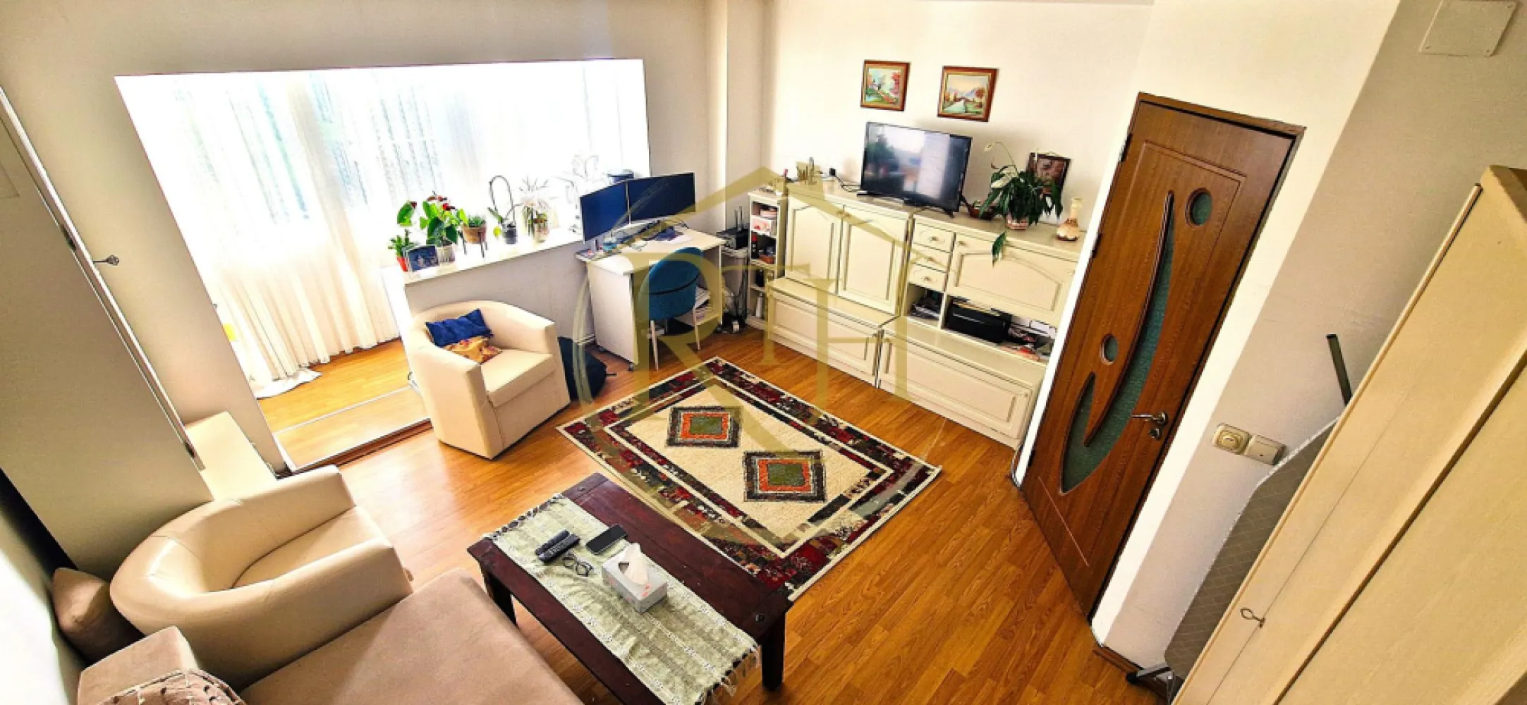 Vand apartament 2 camere,zona linistita cu mult spatiu verde ,0 Comision - Oferim spre vanzare apartament in Timisoara de 2 camere, decomandat, cu suprafață utilă de 67 mp, situat la etajul 2 din 3, într-un bloc solid, cu acoperiș recent renovat, aflat într-o zonă extrem de liniștită din Timișoara, înconjurată de spații verzi, copaci maturi și liniște deplină.

Zona este perfectă pentru familii, persoane care lucrează de acasă, ori pentru oricine își dorește calm, aer curat și acces rapid către facilități urbane. Acces facil la:

Shopping City Timișoara – 2,6 km

Kaufland și Lidl – sub 1 km

Profi – 500 m

Grădiniță și școală – la câteva minute

Mijloace de transport public – acces imediat

Parcare generoasă în fața blocului – locuri disponibile tot timpul

🏡 Detalii apartament – spațiu, confort, lumină și funcționalitate
Suprafață utilă: 67 mp(plus 18 mp boxa trecuta in CF)

Compartimentare: 2 camere mari, baie, debara, bucătărie separată

Etaj: 2 din 3

2 balcoane închise, fiecare de 4,5 mp, situate pe părți opuse ale apartamentului, oferind:

vedere superbă

lumină naturală din două direcții

ventilație naturală excelentă

Unul dintre balcoane este în prelungirea livingului – ideal ca spațiu de relaxare, birou sau zonă de luat masa

⚙️ Dotări și îmbunătățiri moderne
Centrală termică Immergas – montată în martie 2025, aflată în garanție

Aer condiționat Green

Aragaz Hansa (gaz + cuptor electric)

Mașină de spălat vase + mașină de spălat rufe

Geamuri termopan pe toată suprafața

Ușă metalică la intrare

Parchet laminat în camere, gresie în baie și zona de bucătărie

Țevi de apă și coloana de canalizare schimbate complet în mai 2025, inclusiv pe întregul tronson de bloc

🧳 Se vinde complet mobilat și utilat
Mobilier complet pentru toate camerele

Bucătărie complet mobilată și utilată

Singurele excepții: frigiderul și combina

📦 Boxă de 18 mp – inclusă în CF
Un avantaj major al apartamentului este boxa spațioasă de 18 mp, intabulată în Cartea Funciară, ideală pentru:

depozitare,

atelier,

spațiu pentru hobby-uri,

sau chiar birou (cu mici adaptări).

💶 Preț: 100.000 EURO – usor negociabil,nu se plateste comision.

Se acceptă vânzare prin credit imobiliar/ipotecar. 
Oferim consulatanta pentru obitnerea creditului de achizitionare imobiul
Proprietatre reprezentata de RealTimHouse.ro