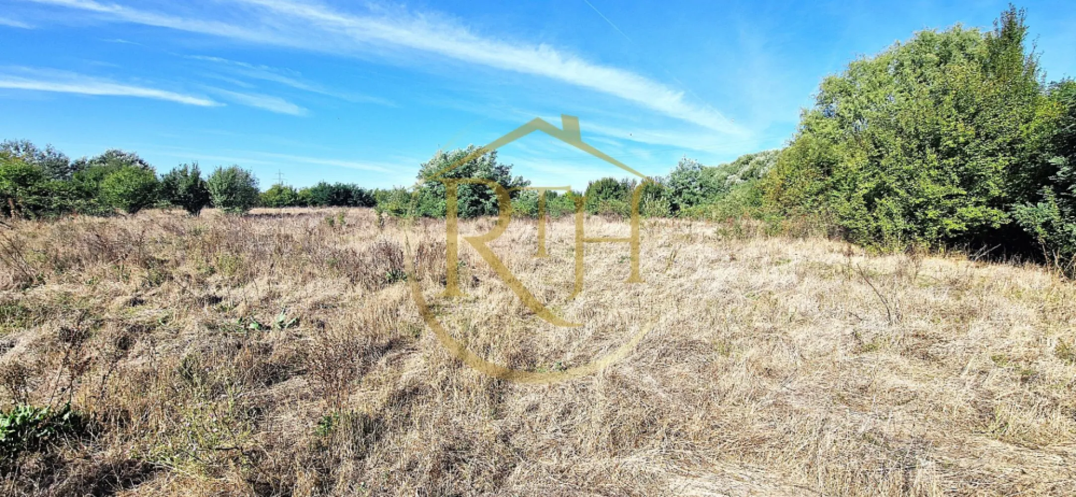 Teren de vânzare – 11.273 mp – zona Plopi, Timișoara Sud. - Se oferă spre vânzare un teren amplasat în cartierul Plopi, zona de sud a municipiului Timișoara, într-un cadru natural liniștit, dar cu acces rapid către principalele puncte de interes din oraș. Proprietatea se află în apropierea centurii de sud, ceea ce îi conferă o conectivitate excelentă și un potențial ridicat de dezvoltare imobiliară.

Date tehnice și urbanistice:

Suprafață totală: 11.273 mp
Front stradal: 42 metri liniari
Categoria: extravilan, cu posibilitate de trecere în intravilan
Regim urbanistic conform PUG: zonă destinată construcțiilor cu regim redus de înălțime (P+1+M)
POT: 35%
CUT: 0,9
Acces pe drum pietruit aflat în stare bună

Avantaje și localizare:

Terenul beneficiază de acces facil către noul Campus Universitar de Medicină, aflat în prezent în construcție, unul dintre cele mai importante proiecte educaționale și de infrastructură ale Timișoarei. Această proximitate oferă un avantaj competitiv semnificativ pentru investiții viitoare, prin creșterea atractivității zonei și a valorii proprietăților din jur.

De asemenea, amplasamentul oferă acces rapid către centura de sud a Timișoarei, facilitând deplasarea către principalele direcții: Moșnița Veche, Ghiroda, Calea Buziașului și alte zone de interes economic și rezidențial.
Zona este caracterizată de tranquilitate, spații verzi și un cadru natural echilibrat, potrivit pentru proiecte de locuințe individuale sau mici ansambluri rezidențiale.

Oportunitate de investiție:

Pentru dezvoltatori sau investitori interesați, există posibilitatea comasării terenului cu parcelele învecinată, având CF-uri separate ajunganduse mp, ceea ce permite obținerea unei suprafețe totale de peste 18.500 mp — ideală pentru un proiect rezidențial integrat.

Observații suplimentare

Terenul nu este împrejmuit și nu dispune momentan de utilități racordate, însă acestea se află în proximitate. Zona se află în plin proces de urbanizare, cu multiple proiecte noi în derulare, inclusiv campusul universitar și infrastructura aferentă. Datorită acestor dezvoltări, proprietatea reprezintă o oportunitate excelentă pentru investiție strategică în zona de sud a Timișoarei.
Proprietatea este reprezentată de RealTimHouse.ro – Un pas spre un loc doar al tău. 
Pentru mai multe detalii sau programarea unei vizionări, nu ezitați să ne contactați.