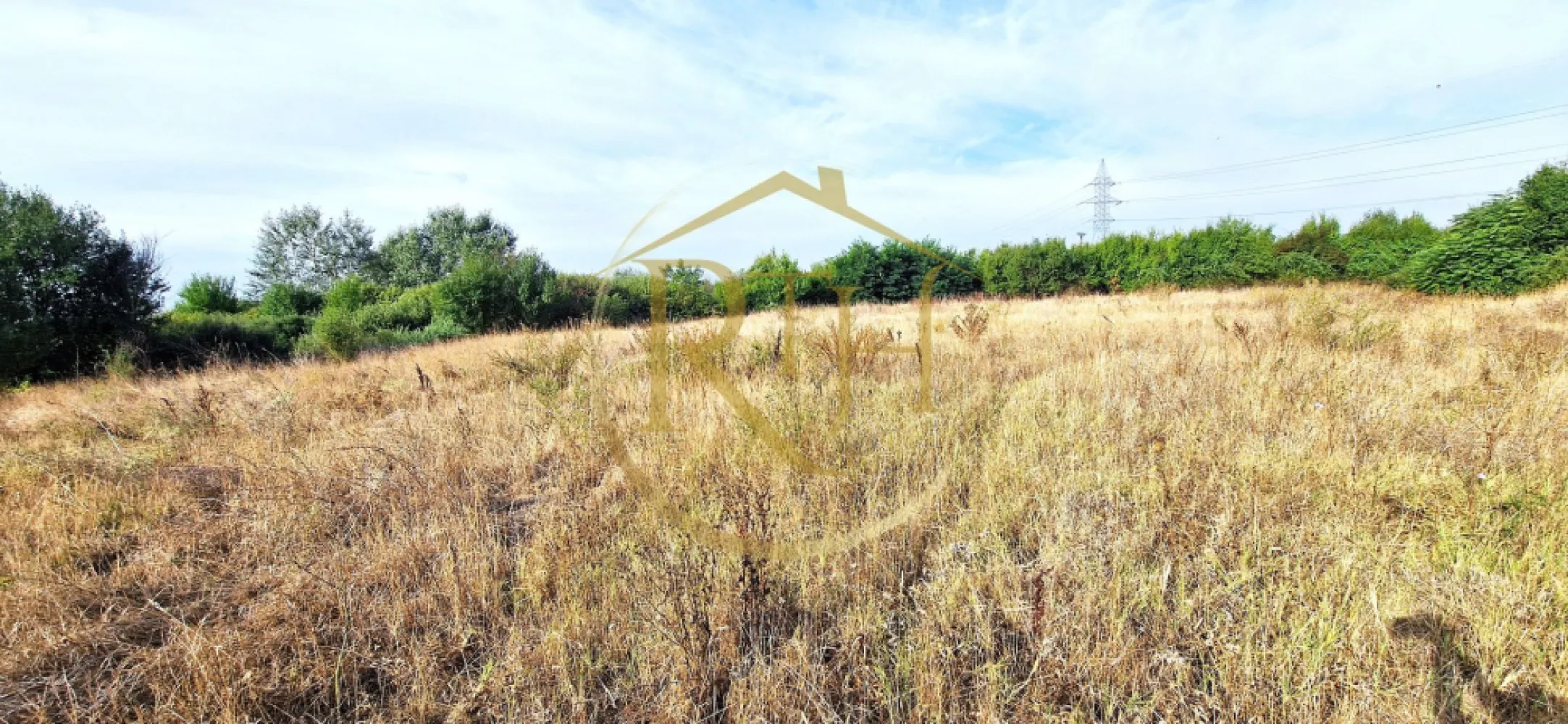 Teren de vânzare – 11.273 mp – zona Plopi, Timișoara Sud. - Se oferă spre vânzare un teren amplasat în cartierul Plopi, zona de sud a municipiului Timișoara, într-un cadru natural liniștit, dar cu acces rapid către principalele puncte de interes din oraș. Proprietatea se află în apropierea centurii de sud, ceea ce îi conferă o conectivitate excelentă și un potențial ridicat de dezvoltare imobiliară.

Date tehnice și urbanistice:

Suprafață totală: 11.273 mp
Front stradal: 42 metri liniari
Categoria: extravilan, cu posibilitate de trecere în intravilan
Regim urbanistic conform PUG: zonă destinată construcțiilor cu regim redus de înălțime (P+1+M)
POT: 35%
CUT: 0,9
Acces pe drum pietruit aflat în stare bună

Avantaje și localizare:

Terenul beneficiază de acces facil către noul Campus Universitar de Medicină, aflat în prezent în construcție, unul dintre cele mai importante proiecte educaționale și de infrastructură ale Timișoarei. Această proximitate oferă un avantaj competitiv semnificativ pentru investiții viitoare, prin creșterea atractivității zonei și a valorii proprietăților din jur.

De asemenea, amplasamentul oferă acces rapid către centura de sud a Timișoarei, facilitând deplasarea către principalele direcții: Moșnița Veche, Ghiroda, Calea Buziașului și alte zone de interes economic și rezidențial.
Zona este caracterizată de tranquilitate, spații verzi și un cadru natural echilibrat, potrivit pentru proiecte de locuințe individuale sau mici ansambluri rezidențiale.

Oportunitate de investiție:

Pentru dezvoltatori sau investitori interesați, există posibilitatea comasării terenului cu parcelele învecinată, având CF-uri separate ajunganduse mp, ceea ce permite obținerea unei suprafețe totale de peste 18.500 mp — ideală pentru un proiect rezidențial integrat.

Observații suplimentare

Terenul nu este împrejmuit și nu dispune momentan de utilități racordate, însă acestea se află în proximitate. Zona se află în plin proces de urbanizare, cu multiple proiecte noi în derulare, inclusiv campusul universitar și infrastructura aferentă. Datorită acestor dezvoltări, proprietatea reprezintă o oportunitate excelentă pentru investiție strategică în zona de sud a Timișoarei.
Proprietatea este reprezentată de RealTimHouse.ro – Un pas spre un loc doar al tău. 
Pentru mai multe detalii sau programarea unei vizionări, nu ezitați să ne contactați.