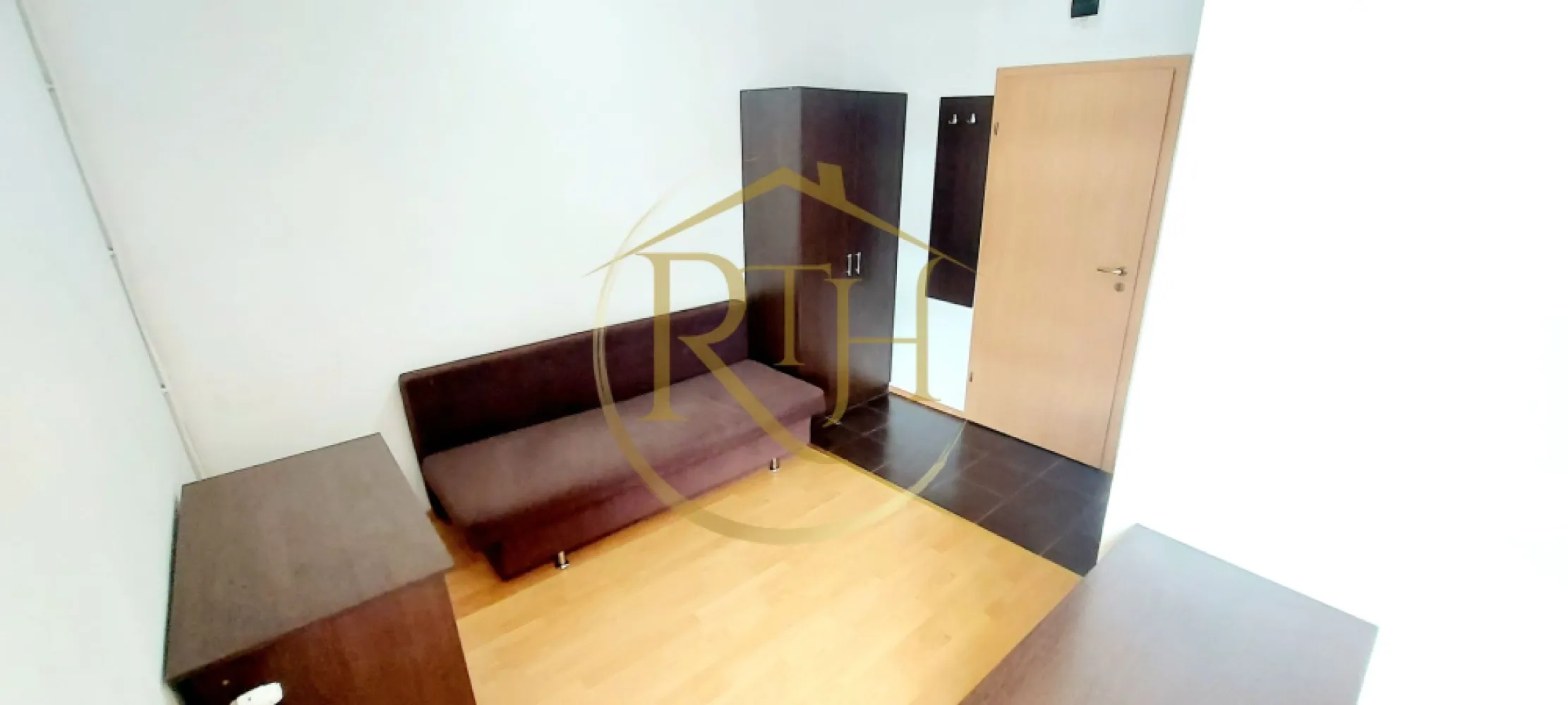 Oferim spre inchiriere garsoniera, situata in zona Soarelui, Parcare si balcon - Oferim spre închiriere o garsonieră luminoasă și modernă, situată la etajul 2 al unui bloc nou, într-o zonă excelentă din cartierul Soarelui. Proprietatea beneficiază de un balcon spațios și loc de parcare privat, accesibil prin barieră și monitorizat video.
Localizarea este ideală, la doar 2 minute de Sud Plaza, magazine precum Profi și stații pentru mijloacele de transport în comun, 10 minute de Spitalul Județean, Continental, Auchan, Lidl, Penny, Mega Image și 15 minute de Complexul Studențesc, ceea ce o face perfectă pentru o viață comodă și conectată.
Garsoniera este complet mobilată și utilată, oferind confortul necesar pentru un trai plăcut. Dispune de canapea extensibilă, frigider, mașină de spălat, plită electrică pentru gătit și baie dotată cu cabină de duș.
Încălzirea se realizează prin centrala proprie a blocului, ceea ce asigură cheltuieli reduse de întreținere pe tot parcursul anului.
Se închiriază pentru o singură persoană sau un cuplu. Nu se acceptă animale de companie.

Vizionare online: https://youtu.be/x5vgerx9XhY
Preț: 230 euro/lună + 230 garantie + comision agentie

Proprietate reprezentată de RealTimHouse.ro – Un pas spre un loc doar al tău!