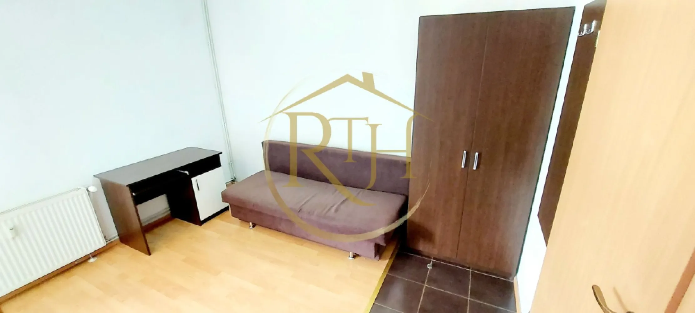Oferim spre inchiriere garsoniera, situata in zona Soarelui, Parcare si balcon - Oferim spre închiriere o garsonieră luminoasă și modernă, situată la etajul 2 al unui bloc nou, într-o zonă excelentă din cartierul Soarelui. Proprietatea beneficiază de un balcon spațios și loc de parcare privat, accesibil prin barieră și monitorizat video.
Localizarea este ideală, la doar 2 minute de Sud Plaza, magazine precum Profi și stații pentru mijloacele de transport în comun, 10 minute de Spitalul Județean, Continental, Auchan, Lidl, Penny, Mega Image și 15 minute de Complexul Studențesc, ceea ce o face perfectă pentru o viață comodă și conectată.
Garsoniera este complet mobilată și utilată, oferind confortul necesar pentru un trai plăcut. Dispune de canapea extensibilă, frigider, mașină de spălat, plită electrică pentru gătit și baie dotată cu cabină de duș.
Încălzirea se realizează prin centrala proprie a blocului, ceea ce asigură cheltuieli reduse de întreținere pe tot parcursul anului.
Se închiriază pentru o singură persoană sau un cuplu. Nu se acceptă animale de companie.

Vizionare online: https://youtu.be/x5vgerx9XhY
Preț: 230 euro/lună + 230 garantie + comision agentie

Proprietate reprezentată de RealTimHouse.ro – Un pas spre un loc doar al tău!