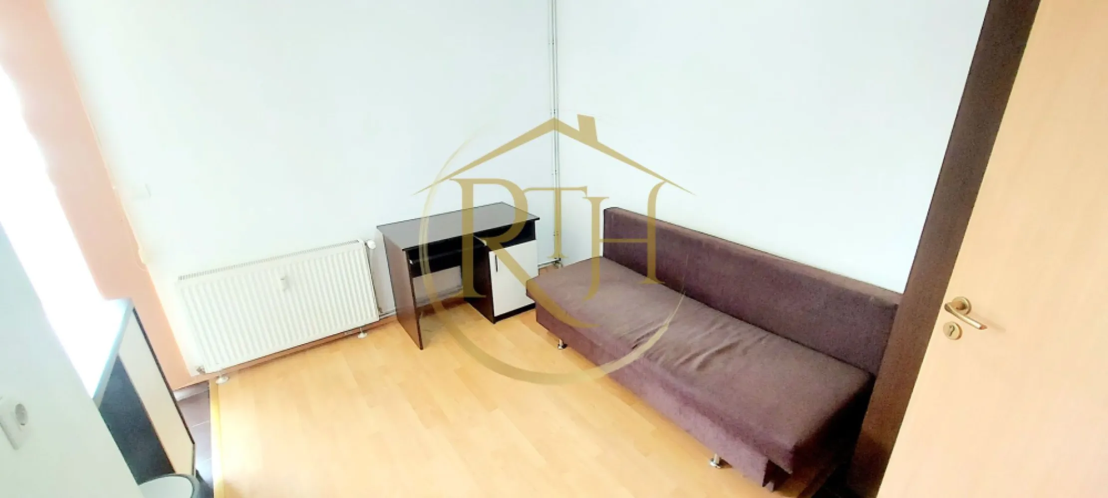Oferim spre inchiriere garsoniera, situata in zona Soarelui, Parcare si balcon - Oferim spre închiriere o garsonieră luminoasă și modernă, situată la etajul 2 al unui bloc nou, într-o zonă excelentă din cartierul Soarelui. Proprietatea beneficiază de un balcon spațios și loc de parcare privat, accesibil prin barieră și monitorizat video.
Localizarea este ideală, la doar 2 minute de Sud Plaza, magazine precum Profi și stații pentru mijloacele de transport în comun, 10 minute de Spitalul Județean, Continental, Auchan, Lidl, Penny, Mega Image și 15 minute de Complexul Studențesc, ceea ce o face perfectă pentru o viață comodă și conectată.
Garsoniera este complet mobilată și utilată, oferind confortul necesar pentru un trai plăcut. Dispune de canapea extensibilă, frigider, mașină de spălat, plită electrică pentru gătit și baie dotată cu cabină de duș.
Încălzirea se realizează prin centrala proprie a blocului, ceea ce asigură cheltuieli reduse de întreținere pe tot parcursul anului.
Se închiriază pentru o singură persoană sau un cuplu. Nu se acceptă animale de companie.

Vizionare online: https://youtu.be/x5vgerx9XhY
Preț: 230 euro/lună + 230 garantie + comision agentie

Proprietate reprezentată de RealTimHouse.ro – Un pas spre un loc doar al tău!
