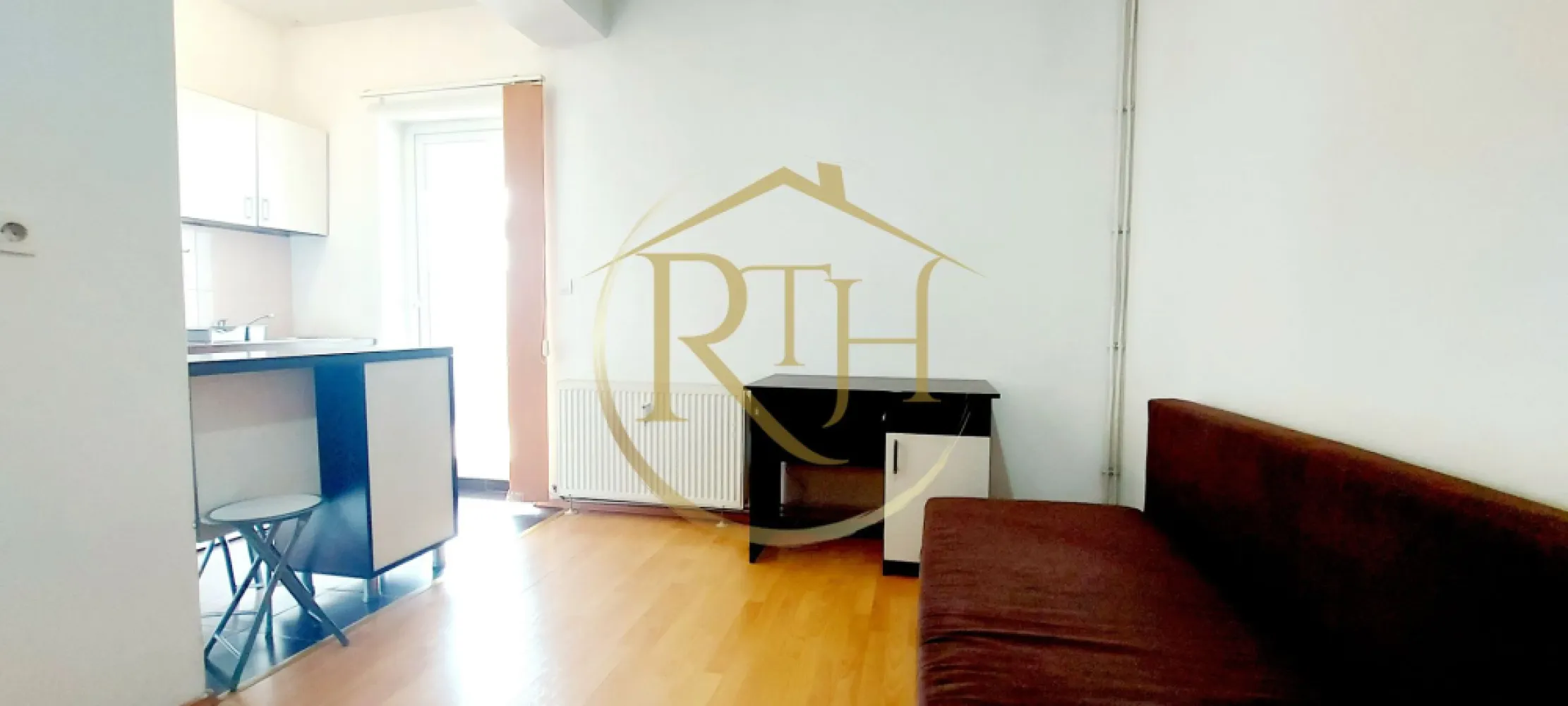 Oferim spre inchiriere garsoniera, situata in zona Soarelui, Parcare si balcon - Oferim spre închiriere o garsonieră luminoasă și modernă, situată la etajul 2 al unui bloc nou, într-o zonă excelentă din cartierul Soarelui. Proprietatea beneficiază de un balcon spațios și loc de parcare privat, accesibil prin barieră și monitorizat video.
Localizarea este ideală, la doar 2 minute de Sud Plaza, magazine precum Profi și stații pentru mijloacele de transport în comun, 10 minute de Spitalul Județean, Continental, Auchan, Lidl, Penny, Mega Image și 15 minute de Complexul Studențesc, ceea ce o face perfectă pentru o viață comodă și conectată.
Garsoniera este complet mobilată și utilată, oferind confortul necesar pentru un trai plăcut. Dispune de canapea extensibilă, frigider, mașină de spălat, plită electrică pentru gătit și baie dotată cu cabină de duș.
Încălzirea se realizează prin centrala proprie a blocului, ceea ce asigură cheltuieli reduse de întreținere pe tot parcursul anului.
Se închiriază pentru o singură persoană sau un cuplu. Nu se acceptă animale de companie.

Vizionare online: https://youtu.be/x5vgerx9XhY
Preț: 230 euro/lună + 230 garantie + comision agentie

Proprietate reprezentată de RealTimHouse.ro – Un pas spre un loc doar al tău!