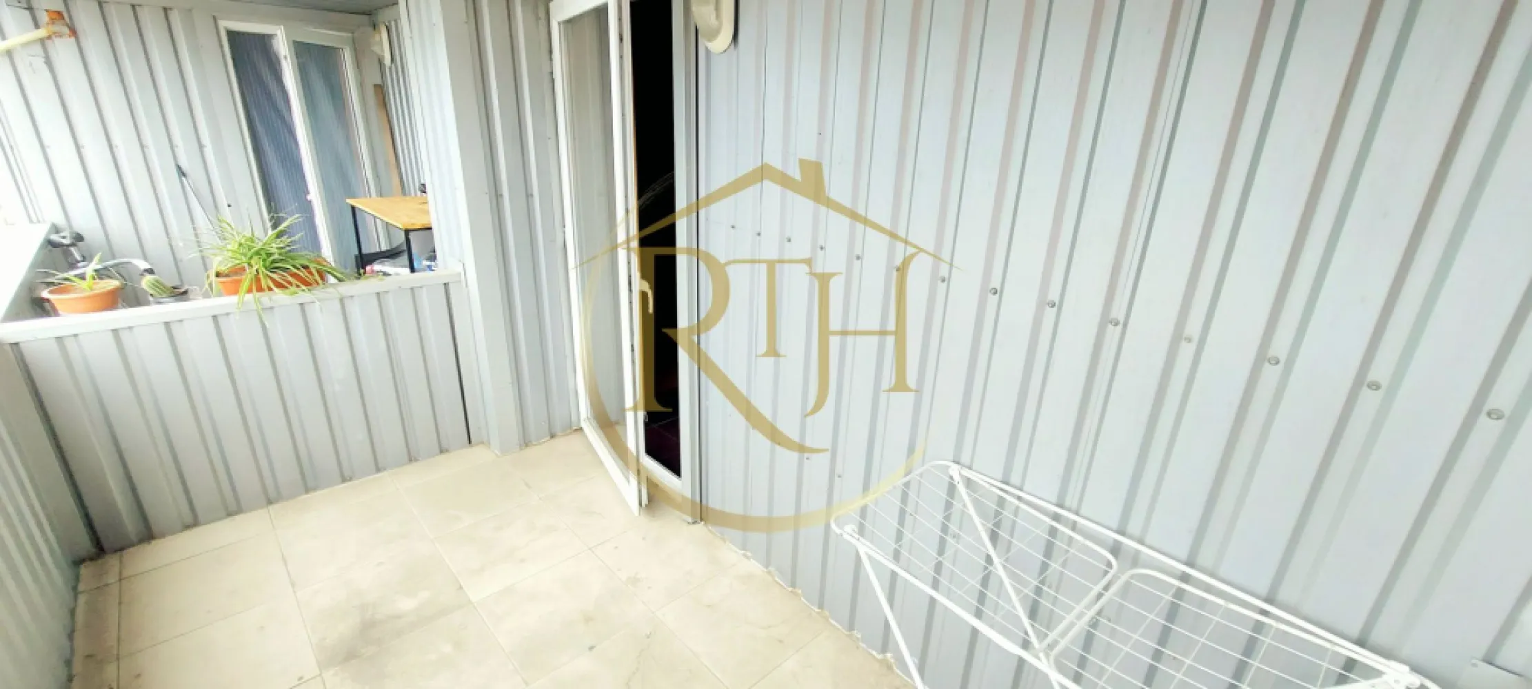 Oferim spre inchiriere garsoniera, situata in zona Soarelui, Parcare si balcon