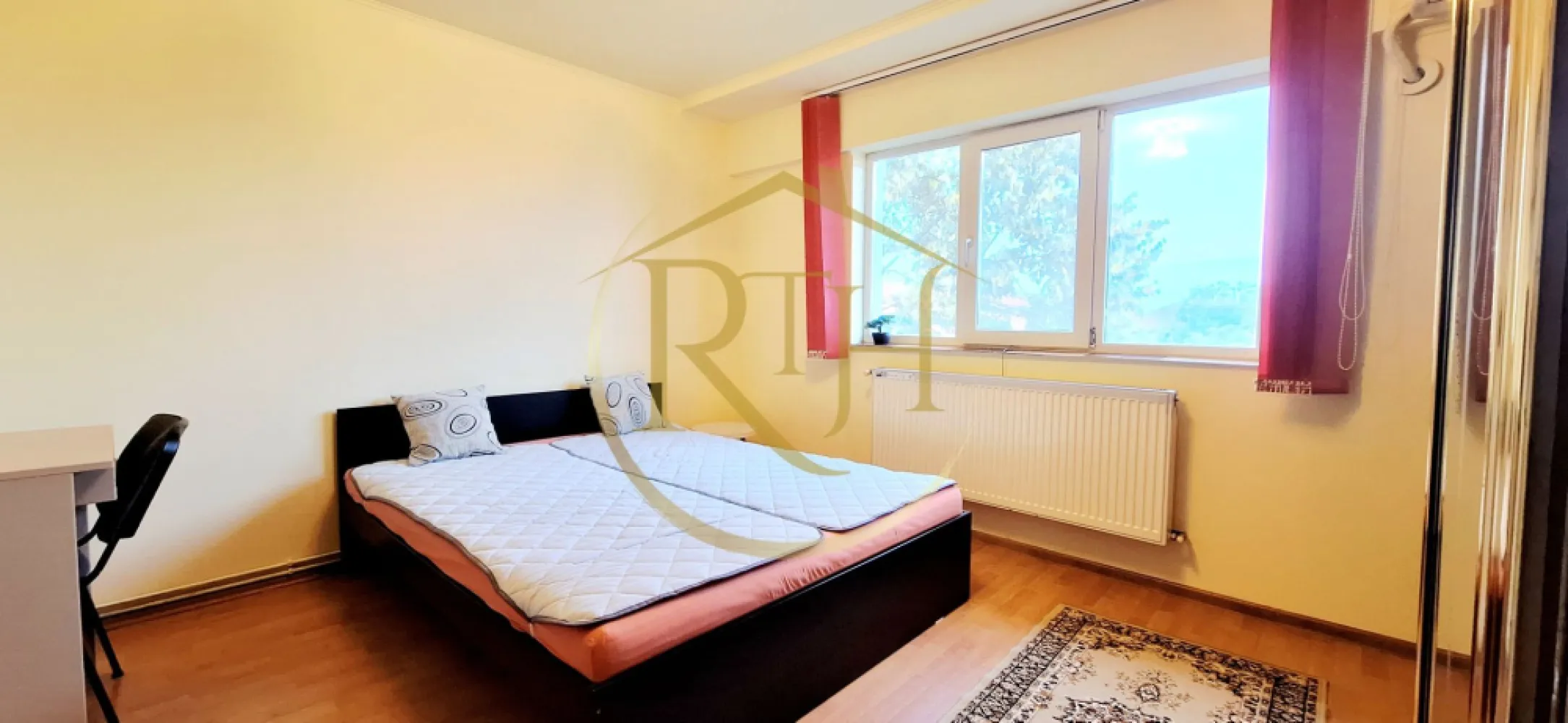 Oferim spre vanzare apartament cu 1 camera, Zona Soarelui aproape de Sud Plaza - Oferim spre vânzare un apartament cu 1 cameră, model decomandat, situat la etajul 5 din 5, într-o mansardă înaltă, pe strada Oglinzilor, într-una dintre cele mai aerisite și sigure zone din Timișoara. Locația este foarte avantajoasă, la doar câteva minute de mers pe jos de Complexul Comercial Sud Plaza, magazine precum Profi și Lidl, Școala Gimnazială nr. 30 și mijloacele de transport în comun. În apropiere se află și Spitalul Județean, precum și Continental Automotive.

Apartamentul are suprafata utila de 26 mp si o compartimentare practică, fiind alcătuit din hol de intrare, cameră spațioasă cu geamuri mari, bucătărie separată și baie cu cabină de duș. Construcția este solidă, cu structură de rezistență din beton, pereți din cărămidă Porotherm izolați la exterior și placați cu rigips la interior. Acoperișul este din țiglă, iar confortul termic este asigurat de centrala proprie pe gaz și calorifere. Baia nu are geam, dar dispune de sistem de ventilație acționat de la întrerupătorul corpurilor de iluminat. Apartamentul nu are balcon.
Se vinde complet mobilat și utilat, exact ca în imagini, fiind dotat cu mobilier, mașină de spălat, frigider, aragaz, cuptor cu microunde, televizor și aparat de aer condiționat. Apartamentul este ideal pentru tineri aflați la început de drum sau ca investiție, având un potențial de închiriere de minimum 250 euro pe lună.

Vizionare online : https://youtu.be/YpxD_E1DABs?feature=shared
Prețul de vânzare este de 46.500 euro, ușor negociabil. Proprietatea este reprezentată în exclusivitate de RealTimHouse.ro – Un pas spre un loc doar al tău. Nu se percepe comision de agenție.