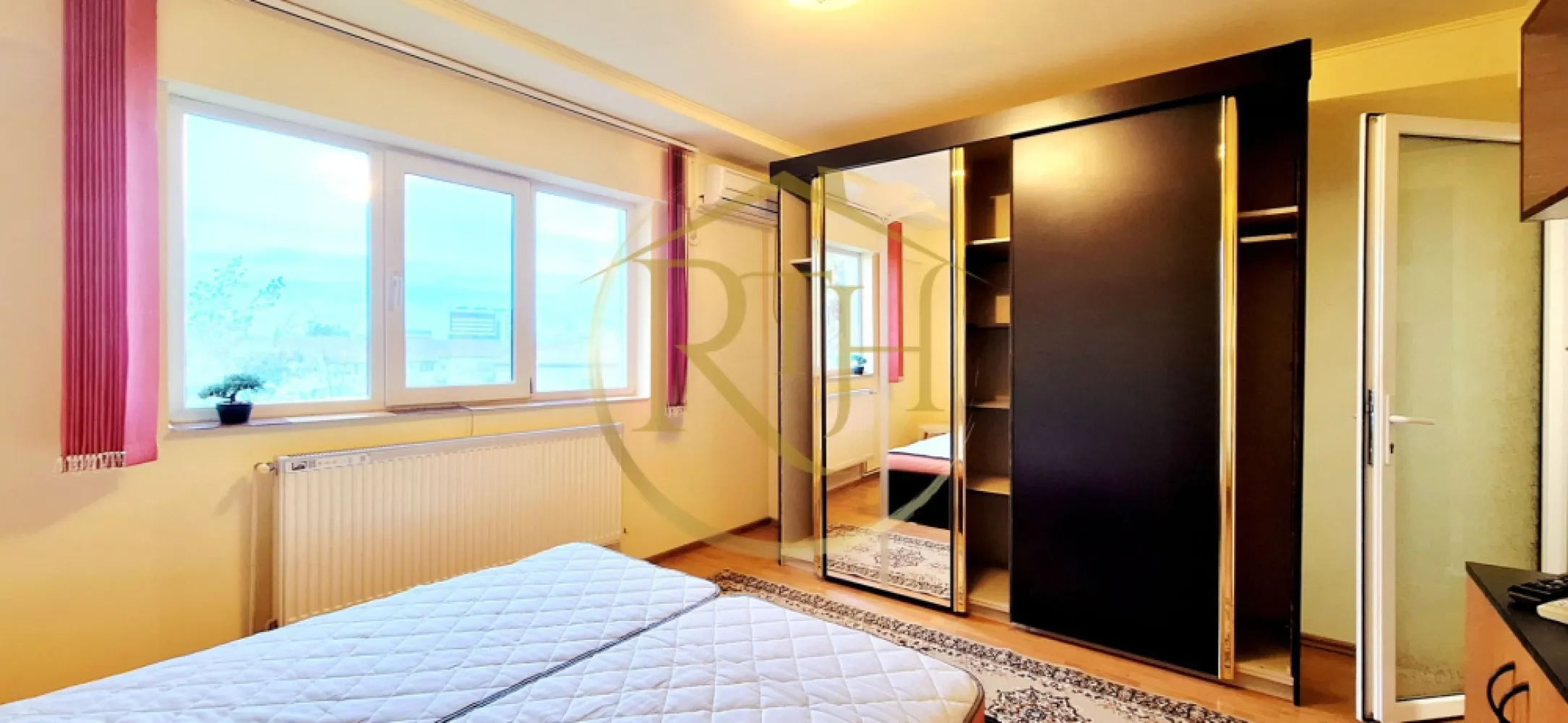Oferim spre vanzare apartament cu 1 camera, Zona Soarelui aproape de Sud Plaza - Oferim spre vânzare un apartament cu 1 cameră, model decomandat, situat la etajul 5 din 5, într-o mansardă înaltă, pe strada Oglinzilor, într-una dintre cele mai aerisite și sigure zone din Timișoara. Locația este foarte avantajoasă, la doar câteva minute de mers pe jos de Complexul Comercial Sud Plaza, magazine precum Profi și Lidl, Școala Gimnazială nr. 30 și mijloacele de transport în comun. În apropiere se află și Spitalul Județean, precum și Continental Automotive.

Apartamentul are suprafata utila de 26 mp si o compartimentare practică, fiind alcătuit din hol de intrare, cameră spațioasă cu geamuri mari, bucătărie separată și baie cu cabină de duș. Construcția este solidă, cu structură de rezistență din beton, pereți din cărămidă Porotherm izolați la exterior și placați cu rigips la interior. Acoperișul este din țiglă, iar confortul termic este asigurat de centrala proprie pe gaz și calorifere. Baia nu are geam, dar dispune de sistem de ventilație acționat de la întrerupătorul corpurilor de iluminat. Apartamentul nu are balcon.
Se vinde complet mobilat și utilat, exact ca în imagini, fiind dotat cu mobilier, mașină de spălat, frigider, aragaz, cuptor cu microunde, televizor și aparat de aer condiționat. Apartamentul este ideal pentru tineri aflați la început de drum sau ca investiție, având un potențial de închiriere de minimum 250 euro pe lună.

Vizionare online : https://youtu.be/YpxD_E1DABs?feature=shared
Prețul de vânzare este de 46.500 euro, ușor negociabil. Proprietatea este reprezentată în exclusivitate de RealTimHouse.ro – Un pas spre un loc doar al tău. Nu se percepe comision de agenție.