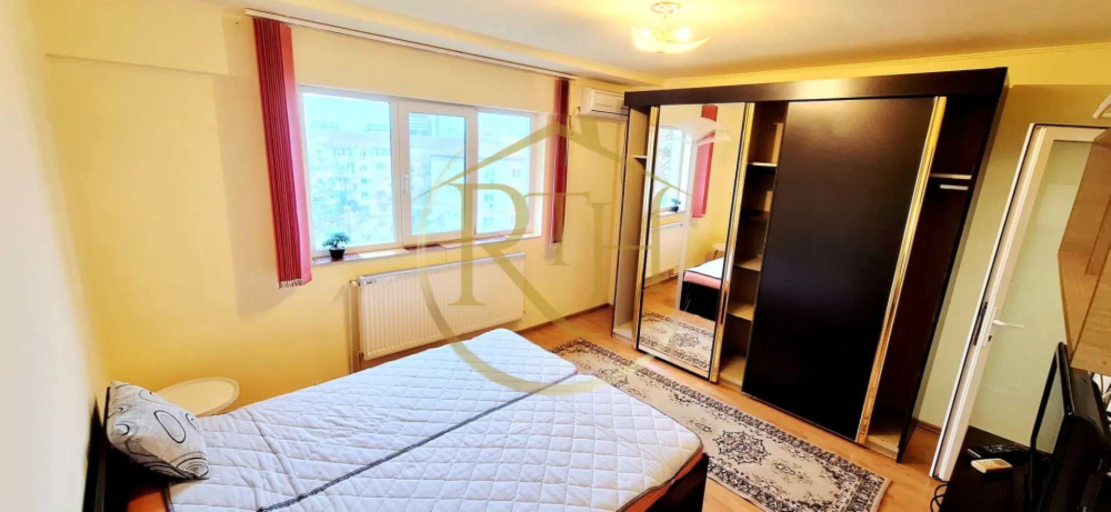 Oferim spre vanzare apartament cu 1 camera, Zona Soarelui aproape de Sud Plaza - Oferim spre vânzare un apartament cu 1 cameră, model decomandat, situat la etajul 5 din 5, într-o mansardă înaltă, pe strada Oglinzilor, într-una dintre cele mai aerisite și sigure zone din Timișoara. Locația este foarte avantajoasă, la doar câteva minute de mers pe jos de Complexul Comercial Sud Plaza, magazine precum Profi și Lidl, Școala Gimnazială nr. 30 și mijloacele de transport în comun. În apropiere se află și Spitalul Județean, precum și Continental Automotive.

Apartamentul are suprafata utila de 26 mp si o compartimentare practică, fiind alcătuit din hol de intrare, cameră spațioasă cu geamuri mari, bucătărie separată și baie cu cabină de duș. Construcția este solidă, cu structură de rezistență din beton, pereți din cărămidă Porotherm izolați la exterior și placați cu rigips la interior. Acoperișul este din țiglă, iar confortul termic este asigurat de centrala proprie pe gaz și calorifere. Baia nu are geam, dar dispune de sistem de ventilație acționat de la întrerupătorul corpurilor de iluminat. Apartamentul nu are balcon.
Se vinde complet mobilat și utilat, exact ca în imagini, fiind dotat cu mobilier, mașină de spălat, frigider, aragaz, cuptor cu microunde, televizor și aparat de aer condiționat. Apartamentul este ideal pentru tineri aflați la început de drum sau ca investiție, având un potențial de închiriere de minimum 250 euro pe lună.

Vizionare online : https://youtu.be/YpxD_E1DABs?feature=shared
Prețul de vânzare este de 46.500 euro, ușor negociabil. Proprietatea este reprezentată în exclusivitate de RealTimHouse.ro – Un pas spre un loc doar al tău. Nu se percepe comision de agenție.