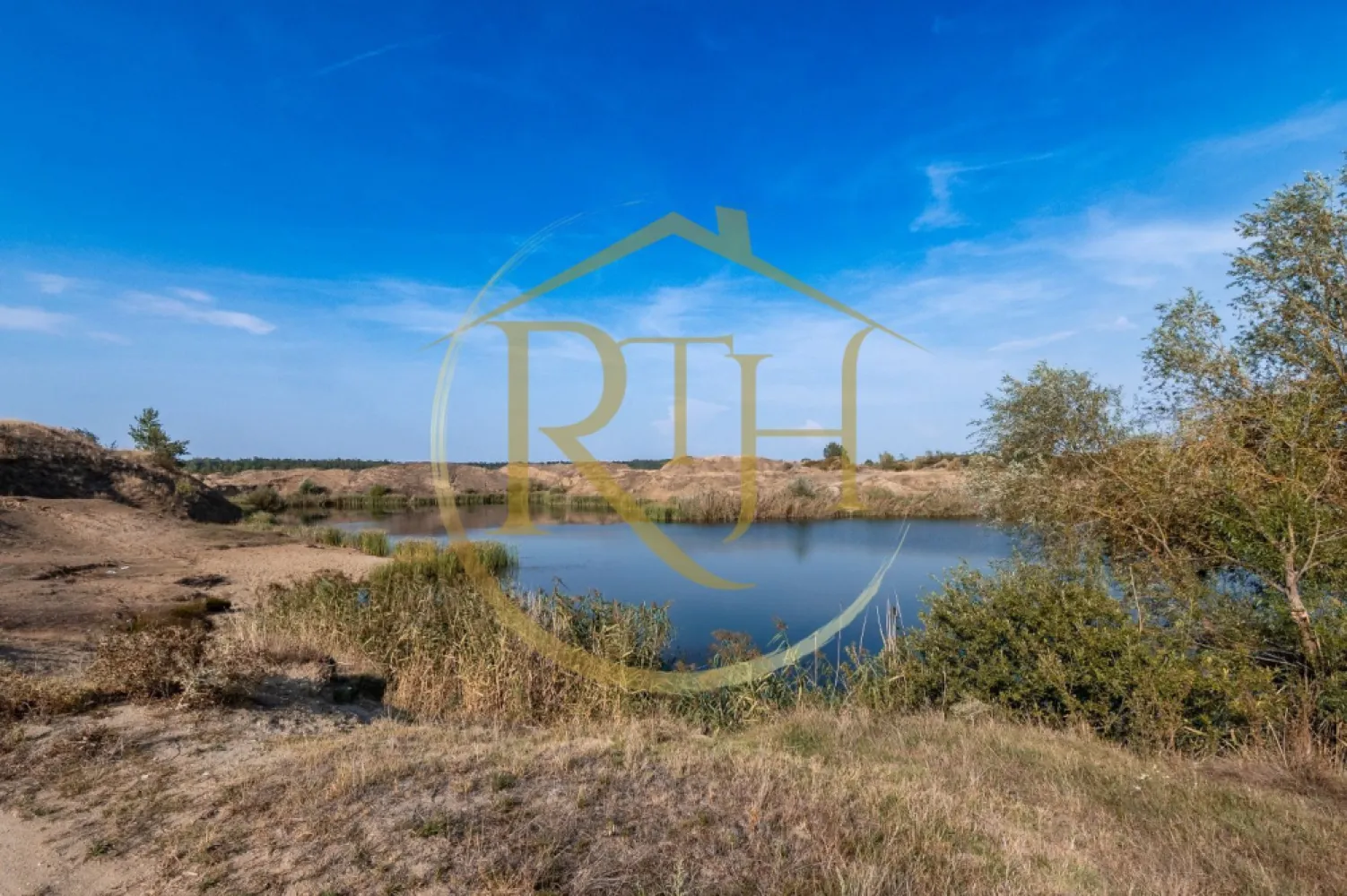 Investiție unică, 10 ha teren cu luciu de apă, ideal pentru turism și agrement! - Vă prezentăm spre vânzare o proprietate cu un potențial major de dezvoltare, situată în localitatea Șarbova, la doar 35 km de Timișoara (aproximativ 40 de minute cu mașina) și la 10 minute de stațiunea Buziaș, zonă recunoscută pentru peisajele pitorești și atractivitatea turistică.
Proprietatea are o suprafață totală de 10 hectare, dintre care aproximativ 6 hectare sunt reprezentate de două bălți cu luciu de apă, special amenajate prin excavare cu o adancime de aproximativ 5 m și populate in trecut cu pește. Bălțile se alimentează natural din izvoare și pânza freatică, fiind situate în proximitatea râului Timiș, ceea ce garantează un aport constant de apă curată și un ecosistem stabil.
Această locație se pretează pentru dezvoltarea unor proiecte complexe de agrement și turism, precum:
• Bălți de pescuit sportiv sau recreativ, cu infrastructură complementară (foișoare, pontoane, zone BBQ);
• Agropensiune sau resort turistic, având în vedere proximitatea cu Buziaș și cadrul natural deosebit;
• Parc de agrement sau zonă pentru evenimente private;
• Ferme piscicole sau proiecte acvacole.
Accesul se realizează facil pe drumuri asfaltate si pietruite, iar dimensiunea proprietății permite compartimentarea eficientă și diversificarea activităților.
Proprietatea este ideală pentru investitori care doresc să valorifice creșterea interesului pentru turismul rural, ecoturism și activități de agrement în aer liber.
Pretul este de 200.000 euro . Nu se percepe comision agentie .
Proprietate reprezentată de RealTimHouse.ro – Un pas spre un loc doar al tău!