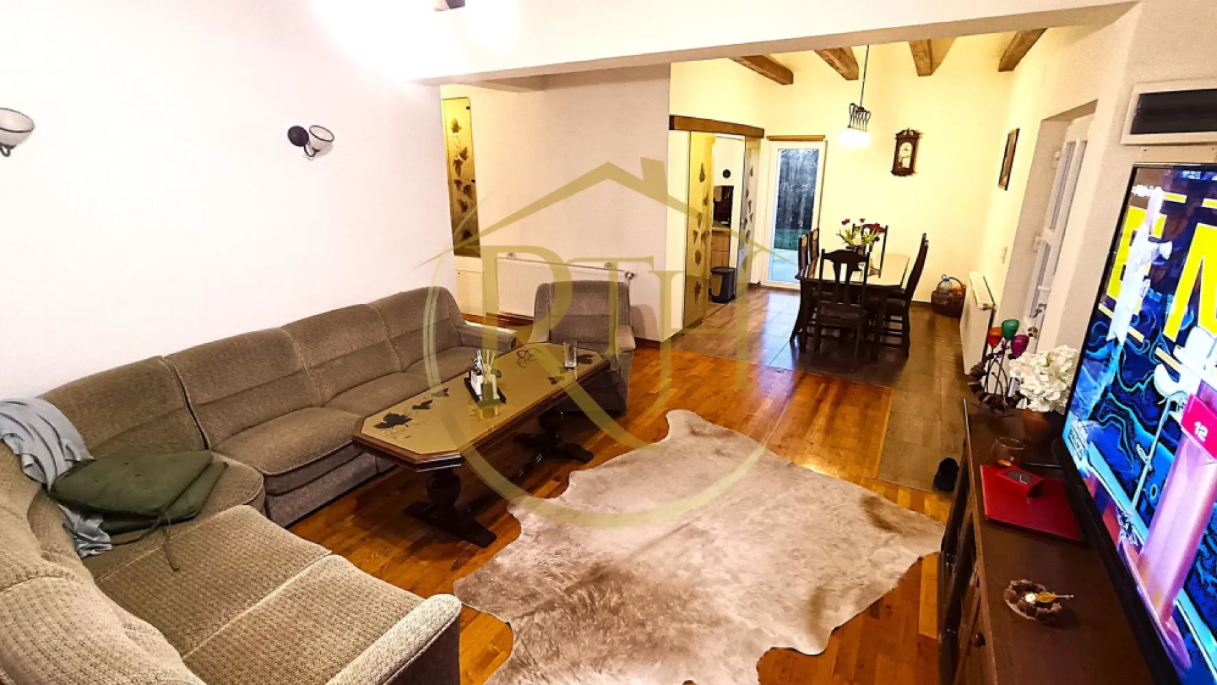 Vand vila 5 camere construita cu materiale premium in Giroc, pret 185000 euro - Vă oferim spre vânzare o casă individuală situată într-o zonă liniștită din comuna Giroc, perfectă pentru o familie care caută confort, spațiu generos și un mediu relaxant. 
Casa este construită pe un singur nivel (parter) și dispune de două intrări separate, fiecare cu acces dintr-o stradă diferită.

Această proprietate este ideală atât pentru locuință personală, cât și pentru birou, cabinet, spațiu comercial sau investiție, datorită poziției sale excelente și a celor două fronturi stradale.

Caracteristici generale:
🏡 Suprafață construită: 205 mp
📏 Suprafață utilă: 130 mp
🌳 Teren total: 350 mp
🚪 Compartimentare eficientă:

🔹 6 camere luminoase și spațioase – perfect adaptabile pentru dormitoare, birouri sau zone de relaxare
🔹 Living generos, ideal pentru momentele petrecute cu familia și prietenii
🔹 Bucătărie modernă, bine organizată și funcțională
🔹 1 baie principală complet echipată
🔹 3 toalete de serviciu – un avantaj major pentru familii numeroase sau pentru cei care își doresc un spațiu funcțional pentru activități profesionale
🔹 Holuri largi și spații de depozitare

Dotări și finisaje:
🏠 Construcție solidă, realizată din materiale de calitate
🪟 Ferestre mari, care asigură lumină naturală pe tot parcursul zilei
🚪 Uși interioare și exterioare din lemn masiv
🔝 Finisaje premium – pardoseli moderne, gresie, faianță, parchet laminat
🔥 Încălzire prin centrală proprie
📡 Conectată la toate utilitățile: gaz, apă, curent electric, canalizare, internet și TV

Curte și exterior:
🌿 Curte amenajată, perfectă pentru relaxare și activități în aer liber
🍏 Pomi fructiferi și spațiu verde bine întreținut
🔥 Grătar zidit, ideal pentru seri petrecute cu familia și prietenii
🚗 Posibilitate de parcare în curte

Avantaje și locație:
📍 Zonă excelentă – liniștită, dar aproape de toate punctele de interes
🏫 Școli și grădinițe în apropiere
🛒 Magazine, supermarketuri și centre comerciale la doar câteva minute
🚍 Acces facil la transportul public
🏥 Farmacii, clinici și alte servicii esențiale în apropiere

📍 Locație: Giroc, Timiș

Nu ratați această oportunitate unică! Această casă spațioasă și bine poziționată poate deveni acasă pentru familia dumneavoastră sau o investiție excelentă.

📌 Preț: 185.000 euro usor negociabil.
Această proprietate este reprezentată de RealTimHouse.ro – Un pas spre un loc doar al tău!