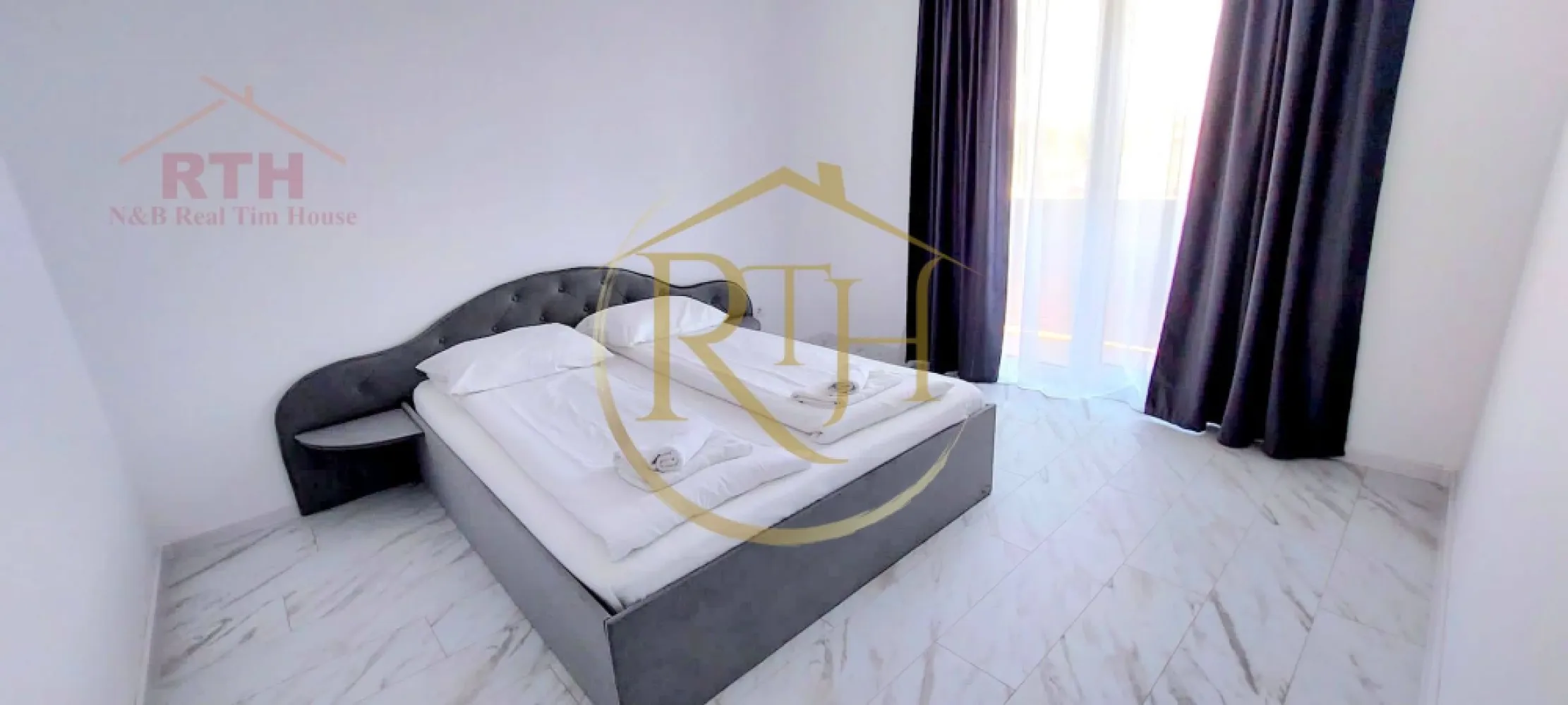 Oferim spre vanzare apartamente cu 2 si 3 camere in Giroc ,,0 comison'' - Avem deosebita placere de a va oferi spre vanzare apartamente cu 2 camere decomandate si open space, situate in cel mai nou complex rezidential din Giroc, complex in plina dezvoltare cu ,, 0'' comision
Apartamentele se predau la cheie, finisaje de lux de cea mai buna calitate si compartimentare eficienta care satisface toate nevoile clientilor nostri ( apartamente decomandate sau open space ), spatiile sunt generoase si cu multa lumina naturala.
Complexul se afla in Giroc in apropiere de Parcul de Role, magazine si supermarket.uri precum, Profi, , Lidl, Mega, sali se sport, Scoli, Gradinite, mijloc de transport in comun si multe altele .
Constructia este din caramida poroterm, izolatie eficienta, geamuri termopan, iar confortul termic este asigurat cu ajutorul centralei pe gaz si incalzire in pardoseala .
Suprafata utila a apartamentelor este de 52 mp pentru cele open space si 53 mp pentru cele decomandate .
Locuitorii complexului beneficieaza la achizitionarea unui apartament si de un loc de parcare GRATUIT, in zona se regasesc locuri de joaca pentru copii, parcuri, iluminat stradal etc .
Acceptăm orice tip de credit bancar şi oferim GRATUIT consultanţă în vederea obţinerii unui credit pentru achiziţionarea imediată a unui apartament. . 
Proprietatre reprezentata de RealTimHouse.ro . Un pas spre un loc doar al tau !
Va asteptam cu drag la o vizionare . 
Preturile incep de la : 87000 euro pentru cele cu 2 camere si de la 90000 la cele cu 3 camere ,nu se plateste comision agentie.