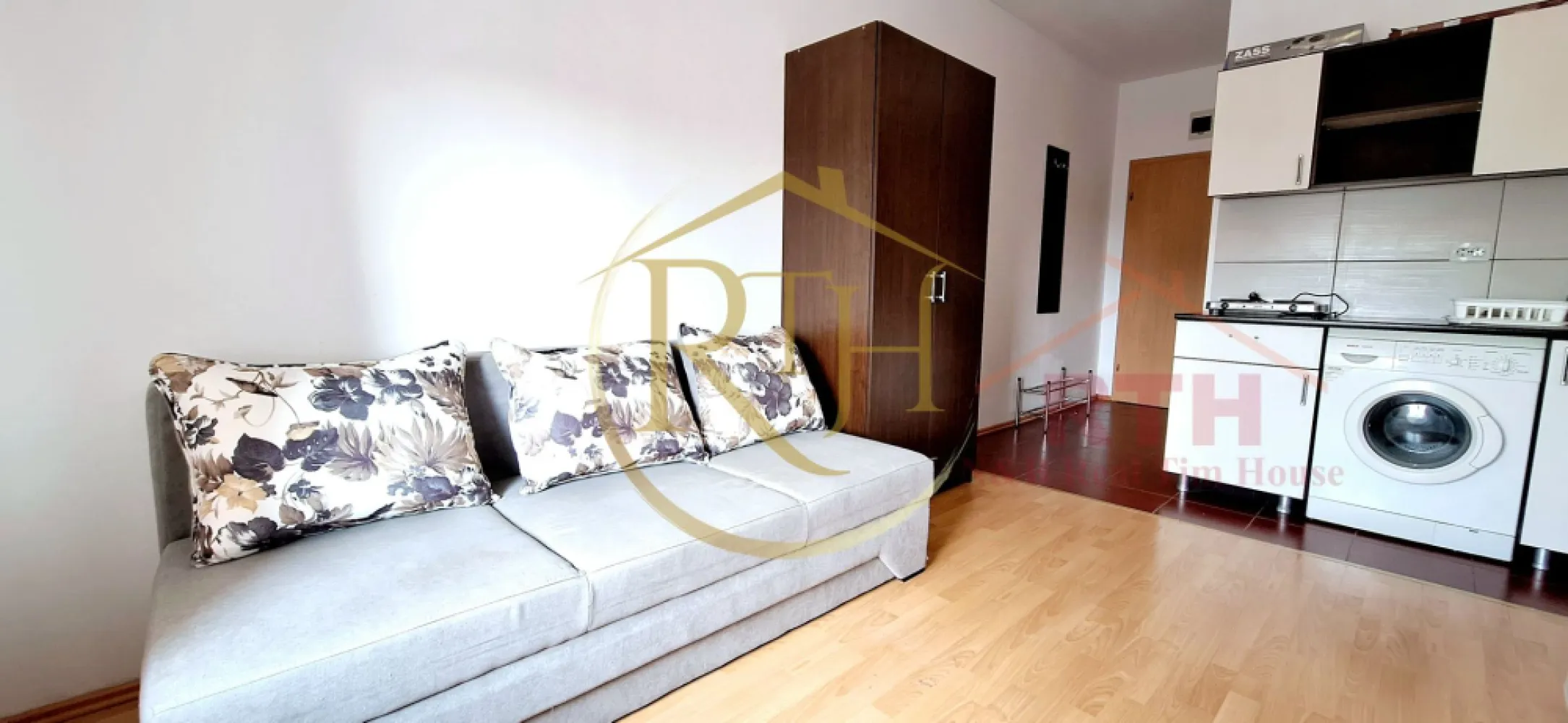 Oferim spre inchiriere garsoniera, loc de parcare, zona Soarelui - Inchiriez garsoniera, situata la etajul 3 intr.un Bloc Nou, zona Soarelui, cu loc de parcare, langa Sud Plaza, la doar 10 minute de Spitalul Judetean, Continental, Auchan, Lidl, Penny, Mega Image, 2 minute pana la magazinul Profi si mijloc de transport in comun, 15 minute pana in zona Complexului Studentesc . 
Garsoniera este complet mobilata si utilata, canapea extensibila, frigider, masina de spalat, plita electrica pentru gatit, baie cu cabina de dus .
Incalzire se face prin centrala proprie a blocului, cheltuieli foarte mici de intretinere, bloc privat, loc de parcare cu acces cu bariera si supraveghere video .
Apartamentul este ideal pentru un cuplu sau o singura persoana .
Locul de parcare este situat in parcare privata a blocului, acces cu bariera si supraveghere video si costa 10 euro pe luna .
Proprietate reprezentata de RealTimHouse.ro . Un pas spre un loc doar al tau !
Pret : 220 euro + garantie 220 euro + comision agentie