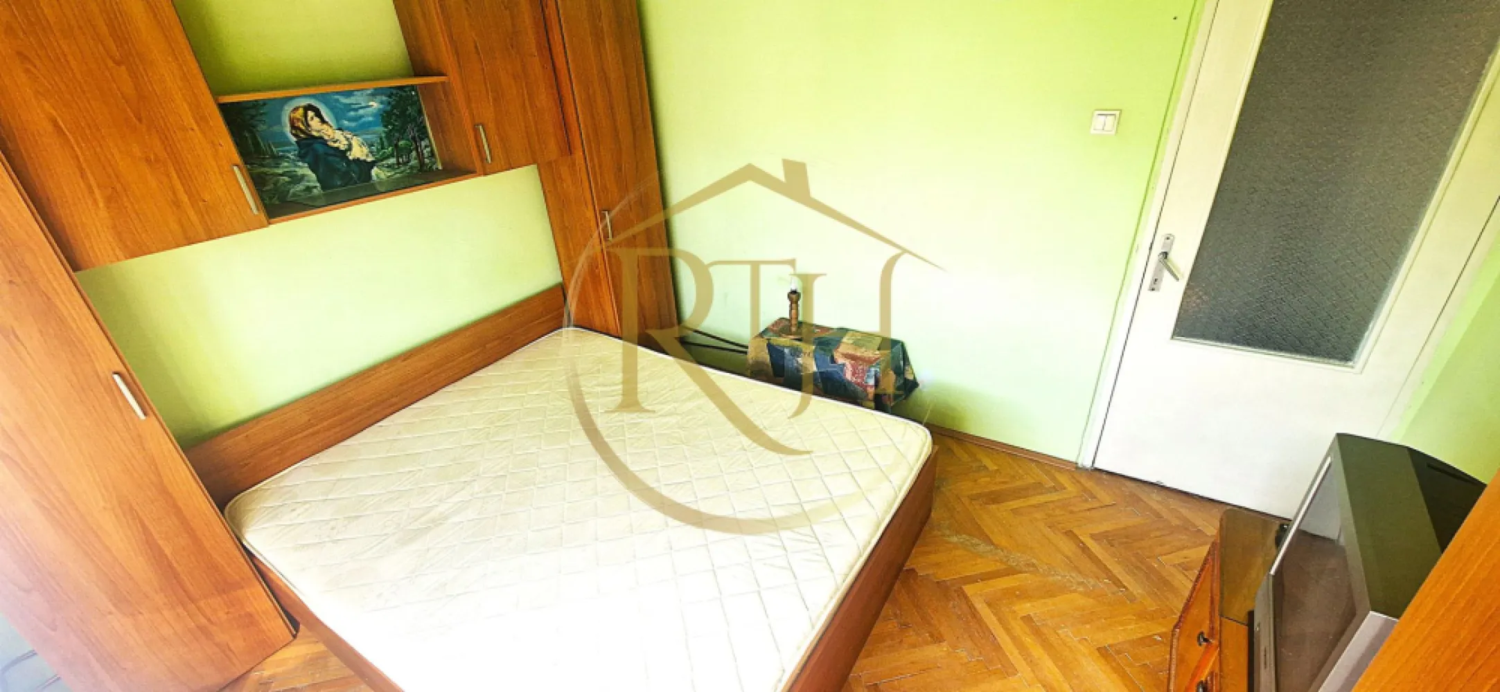 Apartament cu 2 camere de vânzare – Zona Olimpia, Timișoara - Oferim spre vanzare un apartament cu 2 camere, situat în zona Olimpia, una dintre cele mai căutate și mai dinamice locații din Timișoara. Această proprietate reprezintă o alegere excelentă atât pentru locuit, cât și pentru investiție, datorită accesului facil către toate punctele de interes ale orașului și a infrastructurii urbane complet dezvoltate.

Caracteristici generale:

Suprafață utilă: 48 mp
Balcon: 4 mp, potrivit pentru relaxare sau spațiu de depozitare suplimentar
Compartimentare: semidecomandat, optim gândit pentru confort și funcționalitate
Etaj: 4 dintr-un bloc cu acoperiș, foarte bine izolat termic

Împărțire interioară:

hol de acces
bucătărie luminoasă
living generos, cu acces spre balcon
hol secundar
dormitor confortabil
baie

Stare apartament:

Apartamentul este locuibil imediat, fiind vândut complet mobilat și utilat conform fotografiilor. Totuși, pentru cei care își doresc un ambient modern și personalizat, există posibilitatea efectuării unor mici renovări și îmbunătățiri, transformând astfel această proprietate într-un cămin adaptat propriului stil de viață.

Eficiență energetică și confort termic:
Comfortul termic asigurat de sistemul de termoficare al orasului.
Un avantaj important al acestei proprietăți este faptul că, înainte de montarea acoperișului, tavanul apartamentului a fost izolat suplimentar. Această îmbunătățire contribuie la:
reducerea pierderilor de căldură în sezonul rece
menținerea unei temperaturi plăcute pe timpul verii
costuri mai mici de întreținere și consum energetic optimizat.

Astfel, apartamentul oferă nu doar un confort sporit, ci și un avantaj financiar pe termen lung.

Zona Olimpia – un punct strategic în Timișoara:

Zona Olimpia este una dintre cele mai bine cotate locații din oraș, recunoscută pentru dinamism, conectivitate și acces rapid către cele mai importante obiective:
Instituții și centre importante: Centrul Regional de Afaceri, Sala „Constantin Jude”, Spitalul Județean, Facultatea de Drept
Sport și recreere: Stadionul „Dan Păltinișanu”, Baza Sportivă 2 Politehnica, Parcul Karlsruhe, Piața Volantă
Educație: Liceul de Muzică, școli și grădinițe în apropiere
Comerț și servicii: supermarketuri Lidl și Profi, farmacii, clinici medicale, bănci, magazine diverse
Restaurante și unități de cazare: Sabres, McDonald’s, Hotel Boavista
Transport: acces rapid la mijloacele de transport în comun (stații la doar 2 minute de mers pe jos) și conexiune facilă către toate zonele orașului
Facilități suplimentare: autogara Normandia, numeroase cafenele și spații de agrement
Această poziționare excelentă face ca apartamentul să fie ideal atât pentru locuire proprie, cât și pentru închiriere, datorită cererii ridicate din zonă.

Preț și condiții de vânzare:

Preț de vânzare: 90.000 € (ușor negociabil)

Avantaj major: NU se percepe comision de agenție

Puncte forte ale proprietății:

Locație premium – una dintre cele mai bine conectate zone ale Timișoarei
Apartament locuibil imediat, cu potențial de modernizare
Izolație termică suplimentară la tavan, realizată înaintea montării acoperișului
Eficiență energetică ridicată și cheltuieli reduse
Compartimentare practică și balcon
Acces la instituții, centre medicale, educaționale și de agrement

Proprietate reprezentata in exclusivitate de RealTimHouse .ro . Un pas spre un loc doar al tau!