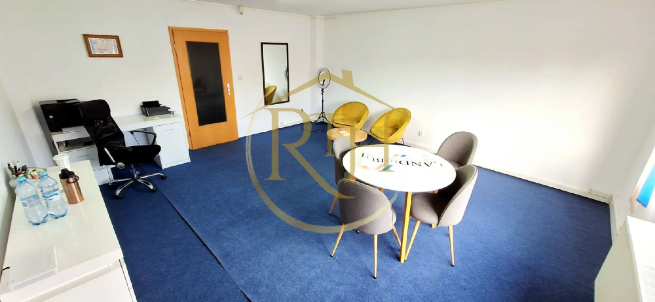 Oferim spre inchiriere birou 28 mp, zona Soarelui - 🏢 Birou de 28 mp disponibil – zonă Soarelui, Timișoara

Acest spațiu de birou de 28 mp, situat la etajul 1 al unei clădiri moderne de birouri din zona Soarelui – în apropiere de Sud Plaza, reprezintă o alegere excelentă pentru antreprenori, freelanceri sau companii mici care caută un loc funcțional, accesibil și bine întreținut.

✅ Detalii și facilități:

Suprafață utilă: 28 mp

Etaj 1, în clădire de birouri îngrijită

Acces auto în curte, cu barieră (fără acces TIR)

Parcare privată în incintă

Grupuri sanitare și bucătărie la comun

Cheltuieli de întreținere reduse

Biroul este parțial mobilat

💶 Preț chirie: 10 euro/mp + TVA
🔒 Garanție: o lună de chirie
💼 Comision agenție se aplică

📍 Proprietate reprezentată în exclusivitate de RealTimHouse.ro – un pas spre locul perfect pentru afacerea ta!