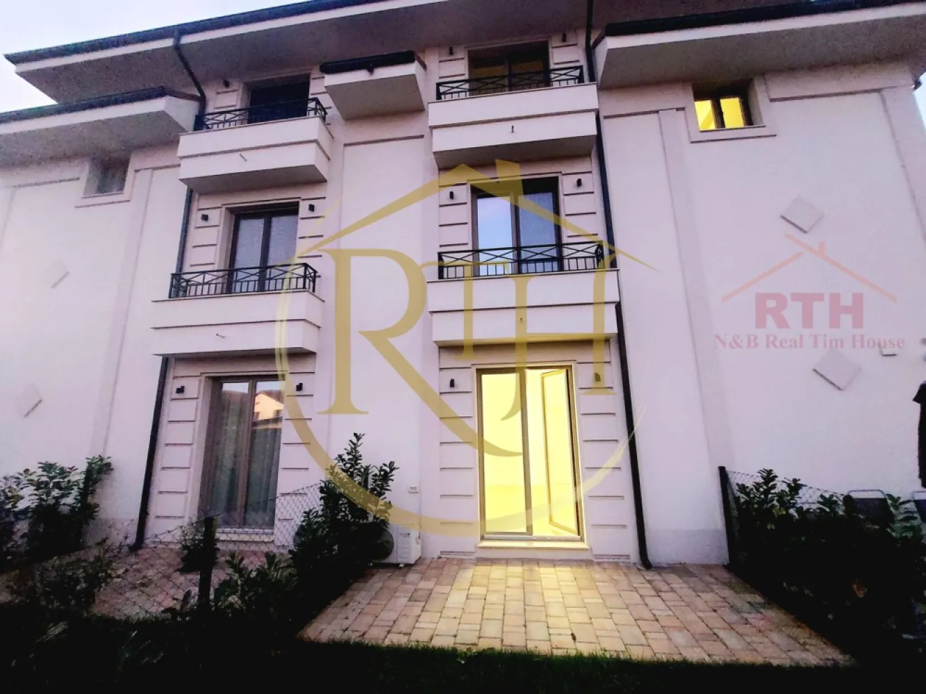Apartament 2 camere de inchiriat ,amenajat si mobilat premium-zona Mehala. - ✨ Apartament modern cu 2 camere, grădină privată și parcare în zonă rezidențială exclusivistă – Ronaț-Mehala, Timișoara ✨

📍 Locație premium: la parterul uni bloc privat in Ronaț – Mehala zonă rezidențială curată și liniștită, cu acces controlat prin barieră automată, supraveghere video 24/7, și loc de parcare inclus în curte închisă.
Ideal pentru cei care caută un stil de viață relaxat, departe de agitația orașului, dar cu acces rapid către punctele de interes din Timișoara.

🏢 Despre complexul rezidențial:
Un cartier modern, curat și bine întreținut, care oferă un mediu sigur și liniștit. Acces controlat, parcare în curte, camere video, iar zona este ideală pentru o viață echilibrată, aproape de facilitățile urbane, dar ferită de agitația orașului.

🔑 Detalii generale:

Suprafață utilă: 56 mp
Curte proprie: 35 mp – un mic colț de natură doar pentru tine
Terasă privată: perfectă pentru relaxare, mese în aer liber sau spațiu verde personal
Loc de parcare privat 

🛏️ Compartimentare ideală:

Dormitor spațios și liniștit
Living luminos și aerisit, cu mobilier nou
Bucătărie complet echipată și mobilată, cu electrocasnice încorporate (cuptor, mașină de spălat vase, centrală termică)
Baie modernă
Hol de acces
Balcon
Terasă exterioară
Spațiu de depozitare util

⚙️ Facilități și dotări moderne pentru confortul tău:

🔥 Încălzire eficientă prin centrală termică proprie, integrată discret în mobilierul bucătăriei
❄️ Aer condiționat performant – pentru zilele călduroase de vară
✅ Cuptor electric și mașină de spălat vase încorporate
✅ Televizor nou (instalat înainte de mutare)
✅ Loc de parcare în curte închisă, accesibilă prin barieră automată cu telecomandă
✅ Sistem video de supraveghere 24/7 pentru siguranță maximă
✅ Lift în clădire pentru acces facil
✅ Geamuri cu plase anti-insecte (garantând confort în zilele calde)

Prețul de închiriere este de 550 euro pe lună, la care se adaugă o garanție în valoare de 550 euro și comisionul agenției.

Proprietate reprezentată de RealTimHouse.ro.
Un pas spre un loc doar al tău!