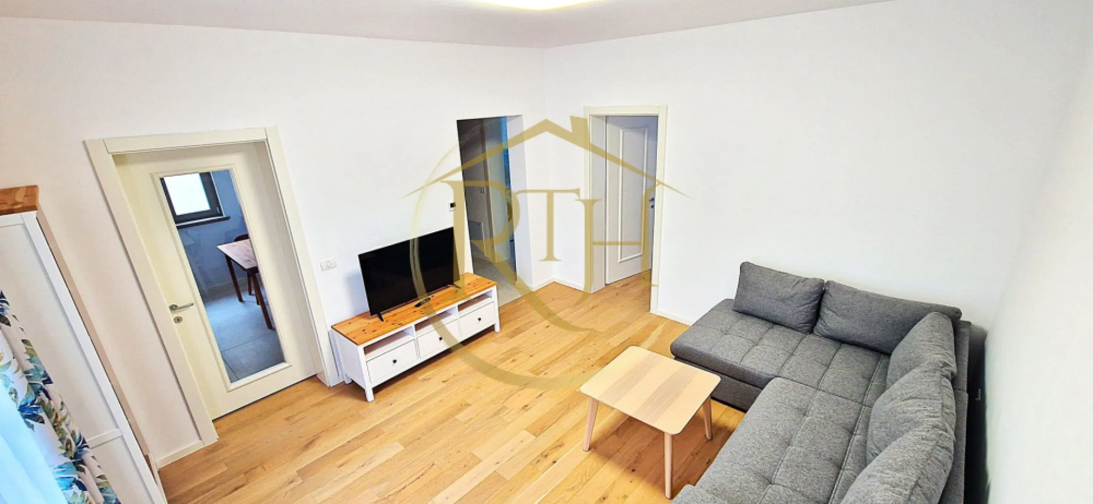 Apartament 2 camere de inchiriat ,amenajat si mobilat premium-zona Mehala. - ✨ Apartament modern cu 2 camere, grădină privată și parcare în zonă rezidențială exclusivistă – Ronaț-Mehala, Timișoara ✨

📍 Locație premium: la parterul uni bloc privat in Ronaț – Mehala zonă rezidențială curată și liniștită, cu acces controlat prin barieră automată, supraveghere video 24/7, și loc de parcare inclus în curte închisă.
Ideal pentru cei care caută un stil de viață relaxat, departe de agitația orașului, dar cu acces rapid către punctele de interes din Timișoara.

🏢 Despre complexul rezidențial:
Un cartier modern, curat și bine întreținut, care oferă un mediu sigur și liniștit. Acces controlat, parcare în curte, camere video, iar zona este ideală pentru o viață echilibrată, aproape de facilitățile urbane, dar ferită de agitația orașului.

🔑 Detalii generale:

Suprafață utilă: 56 mp
Curte proprie: 35 mp – un mic colț de natură doar pentru tine
Terasă privată: perfectă pentru relaxare, mese în aer liber sau spațiu verde personal
Loc de parcare privat 

🛏️ Compartimentare ideală:

Dormitor spațios și liniștit
Living luminos și aerisit, cu mobilier nou
Bucătărie complet echipată și mobilată, cu electrocasnice încorporate (cuptor, mașină de spălat vase, centrală termică)
Baie modernă
Hol de acces
Balcon
Terasă exterioară
Spațiu de depozitare util

⚙️ Facilități și dotări moderne pentru confortul tău:

🔥 Încălzire eficientă prin centrală termică proprie, integrată discret în mobilierul bucătăriei
❄️ Aer condiționat performant – pentru zilele călduroase de vară
✅ Cuptor electric și mașină de spălat vase încorporate
✅ Televizor nou (instalat înainte de mutare)
✅ Loc de parcare în curte închisă, accesibilă prin barieră automată cu telecomandă
✅ Sistem video de supraveghere 24/7 pentru siguranță maximă
✅ Lift în clădire pentru acces facil
✅ Geamuri cu plase anti-insecte (garantând confort în zilele calde)

Prețul de închiriere este de 550 euro pe lună, la care se adaugă o garanție în valoare de 550 euro și comisionul agenției.

Proprietate reprezentată de RealTimHouse.ro.
Un pas spre un loc doar al tău!